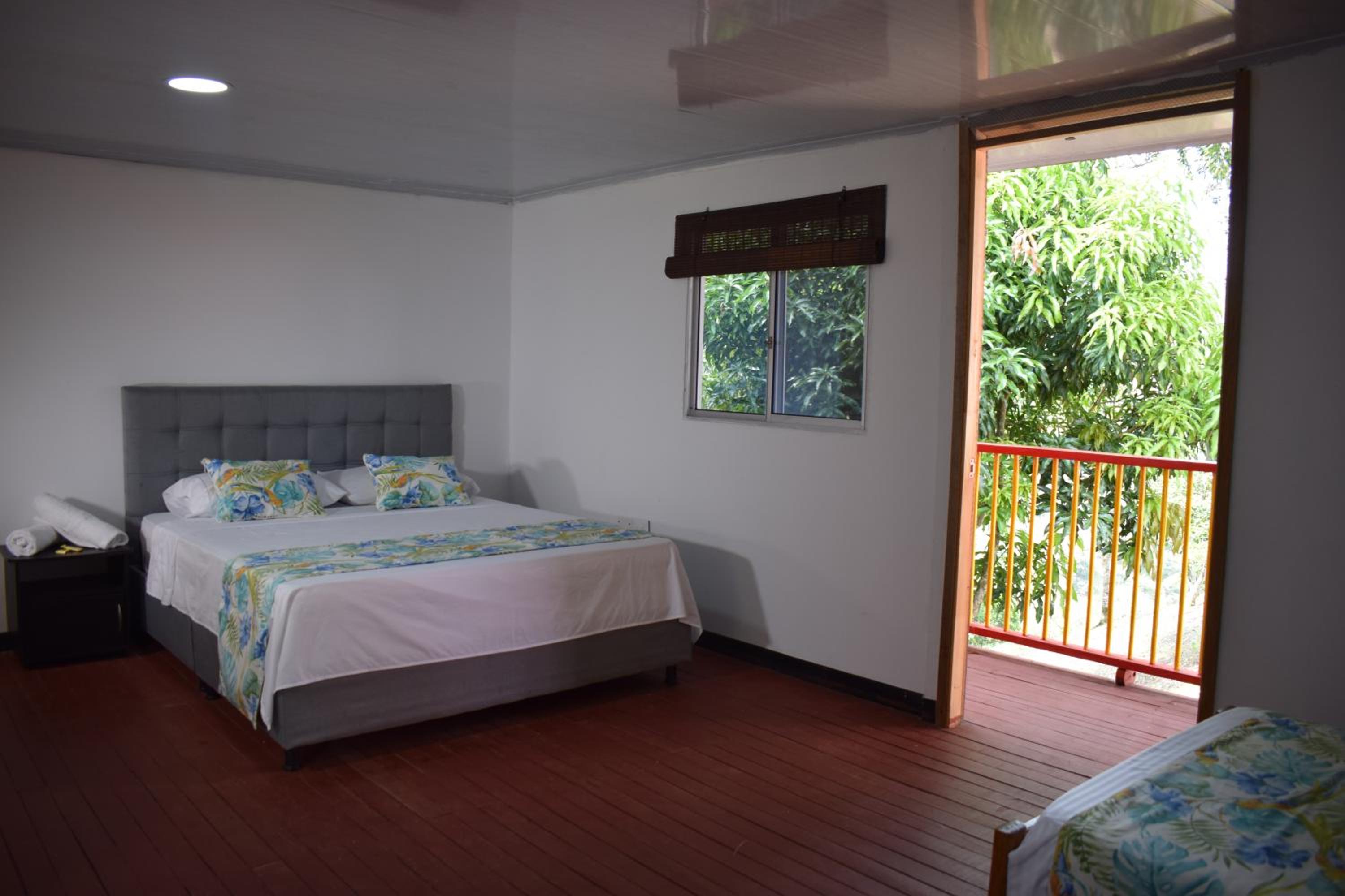 Quadruple Room with Private Bathroom photo 3