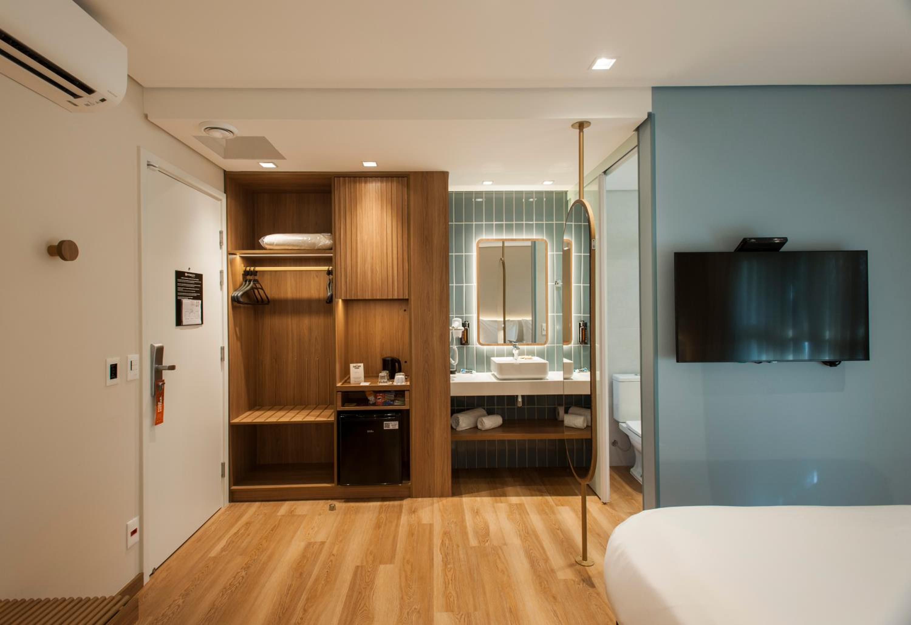 Standard Triple - 1 Queen Bed and 1 Single Bed - Photo 4