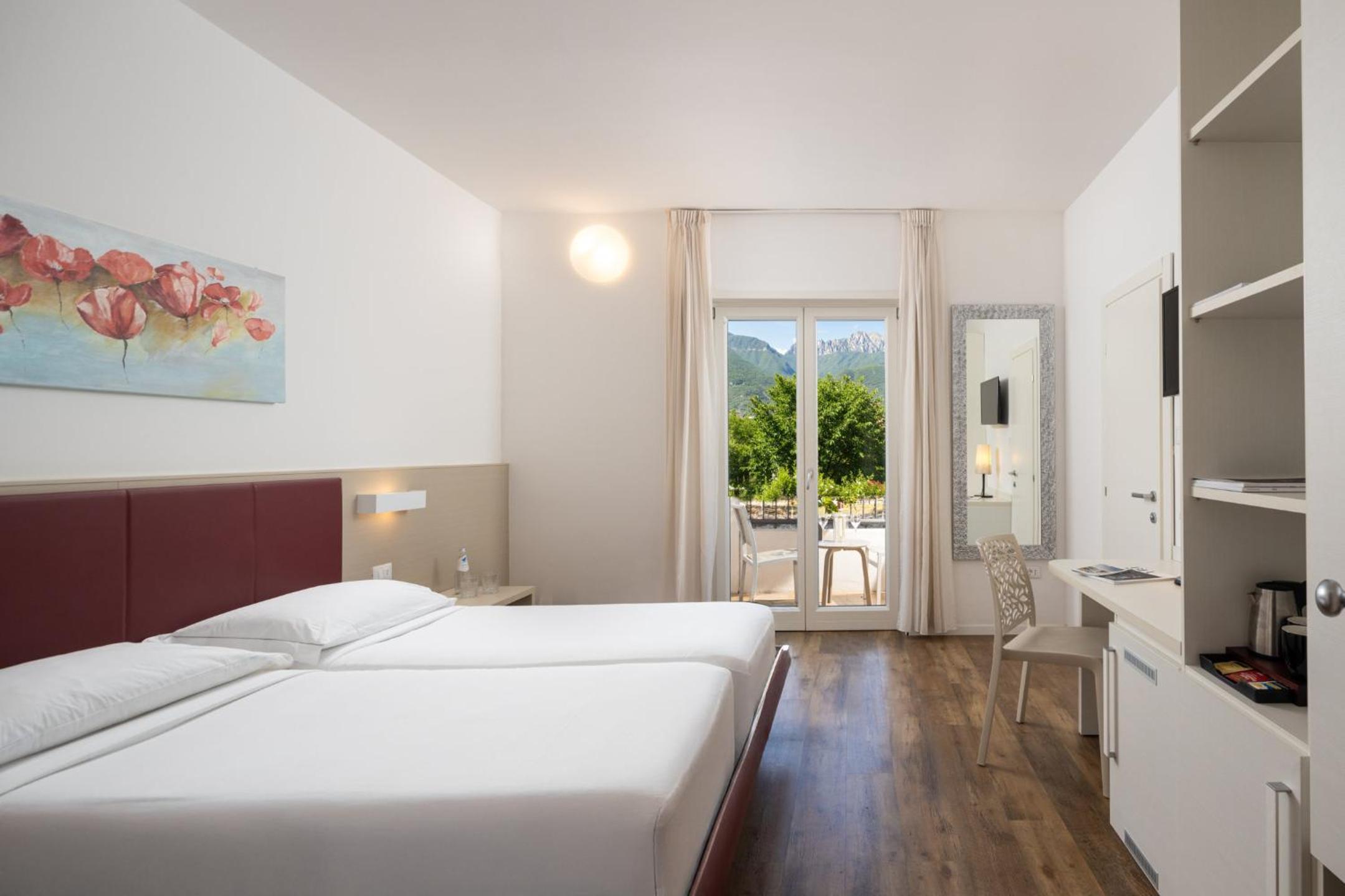 Superior Double or Twin Room with Pool View photo 1