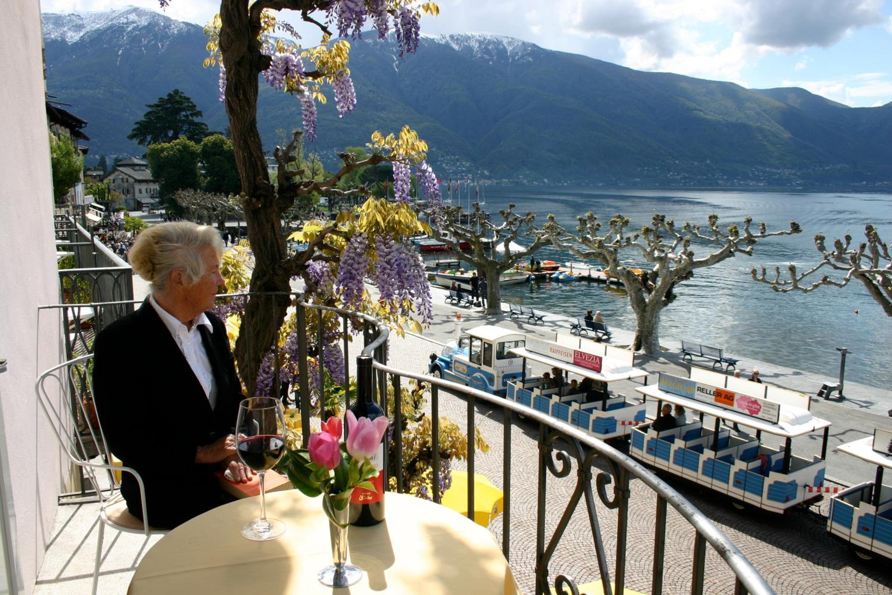 Double Room with Lake View - Photo 2