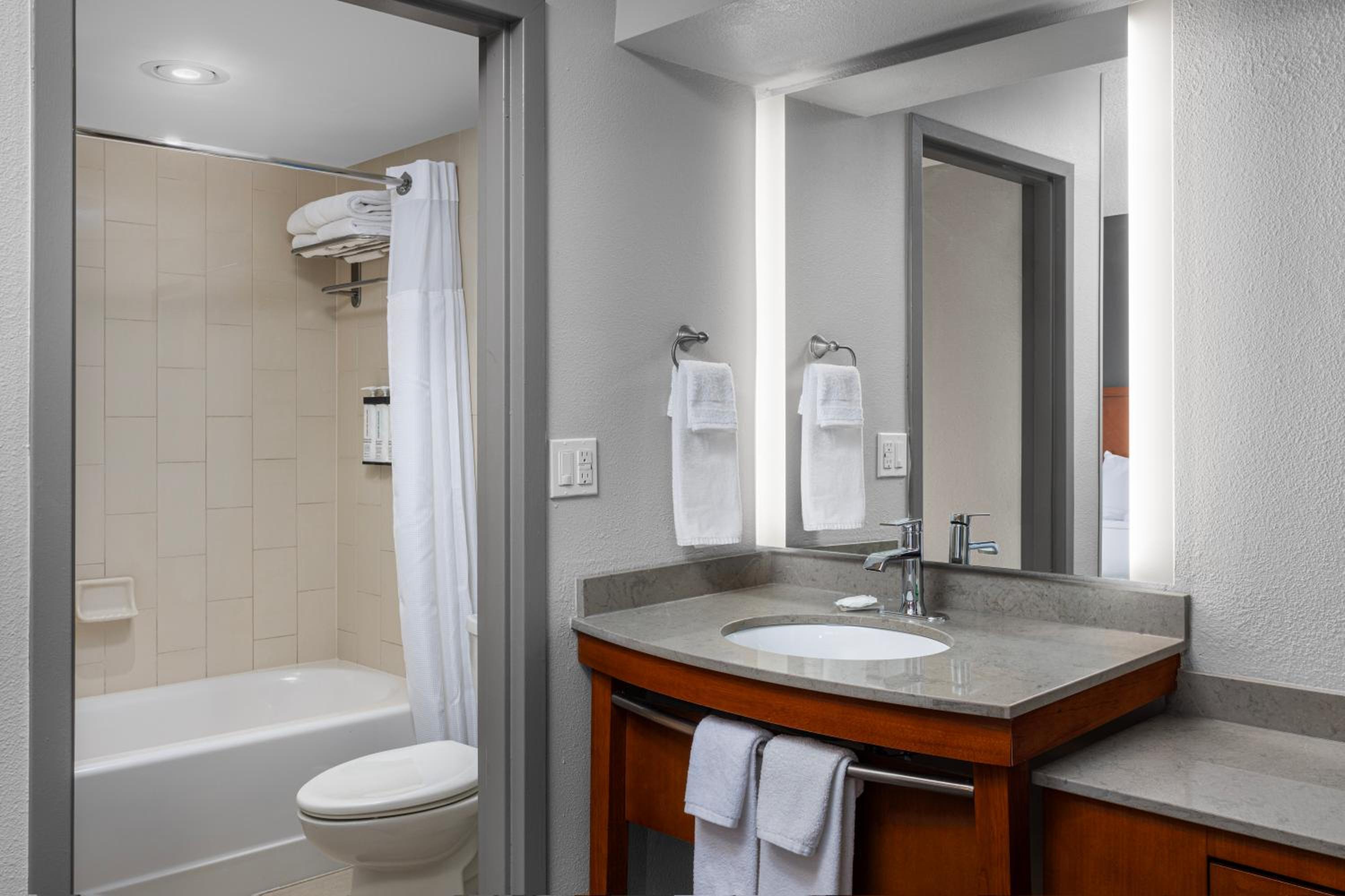 Double Room with Two Double Beds and Sofa Bed - Bath Tub/Mobility Accessible - Photo 4