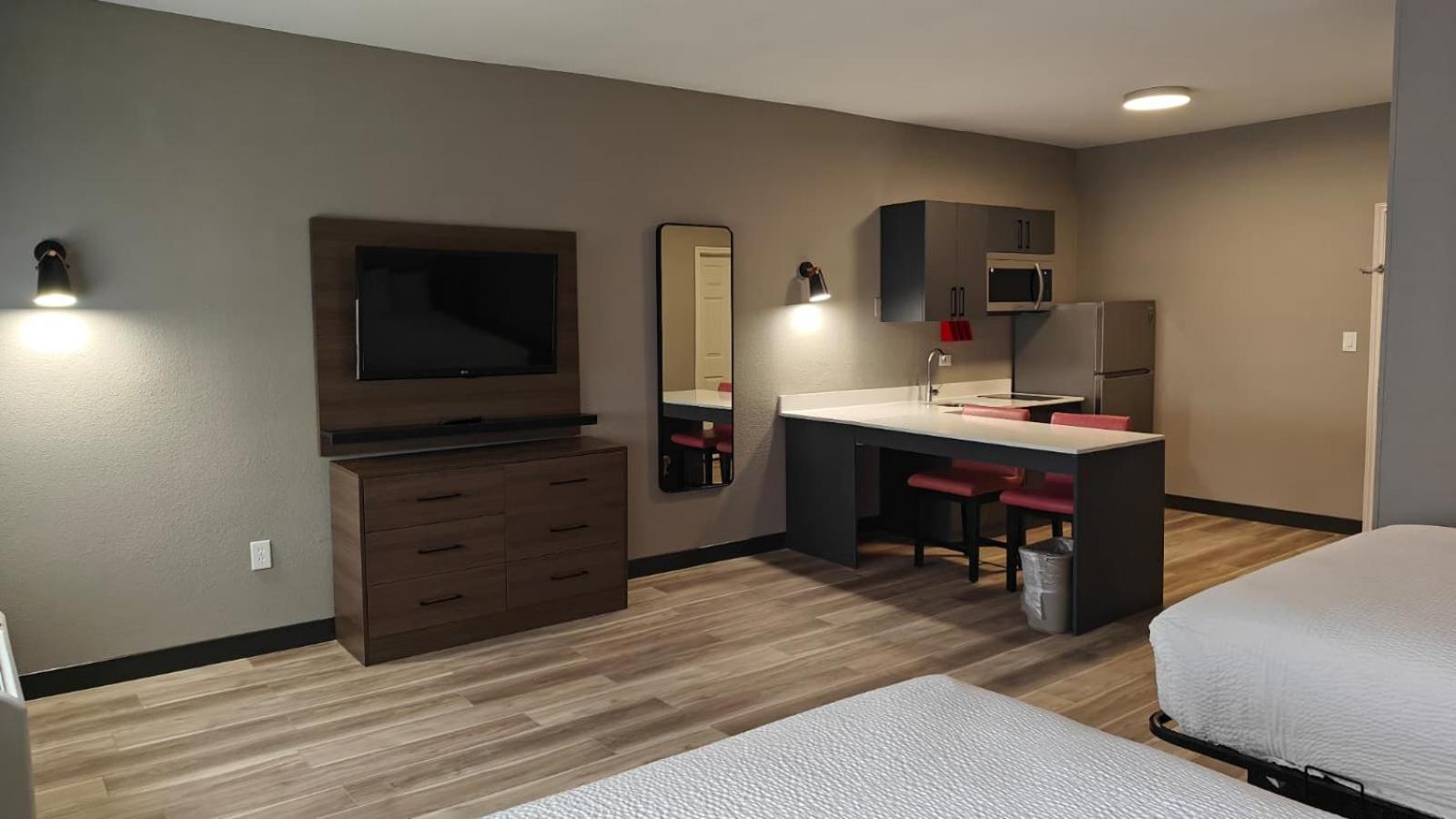 Deluxe Studio with Two Queen Beds - Non-Smoking - Photo 2
