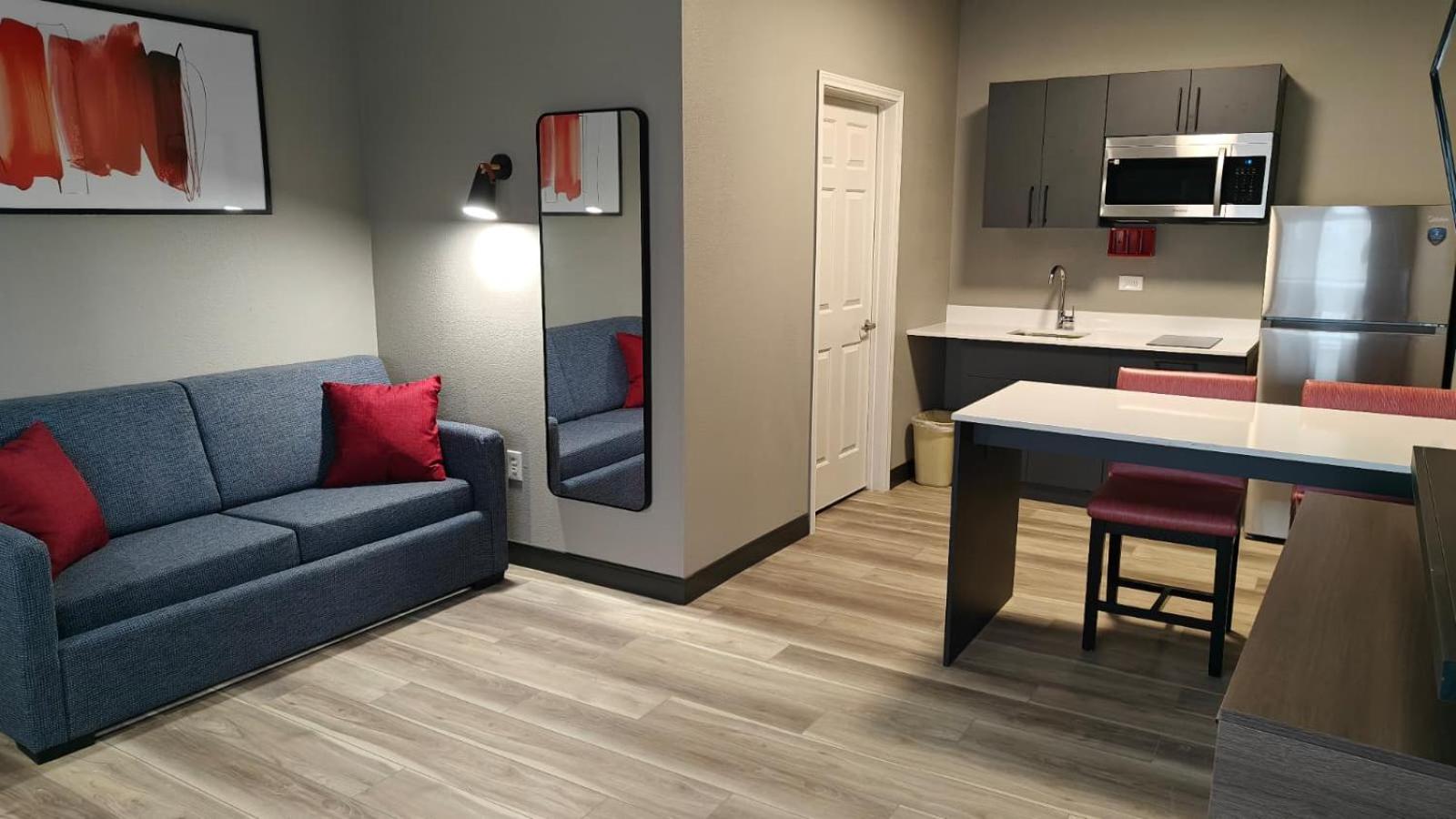 One-Bedroom Queen Suite with Two Queen Beds - Non-Smoking - Photo 1