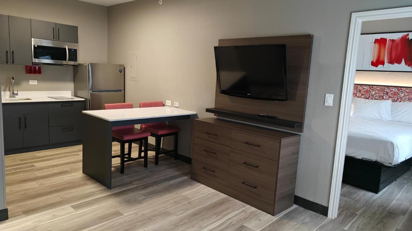 One-Bedroom Queen Suite with Two Queen Beds - Non-Smoking - Photo 2