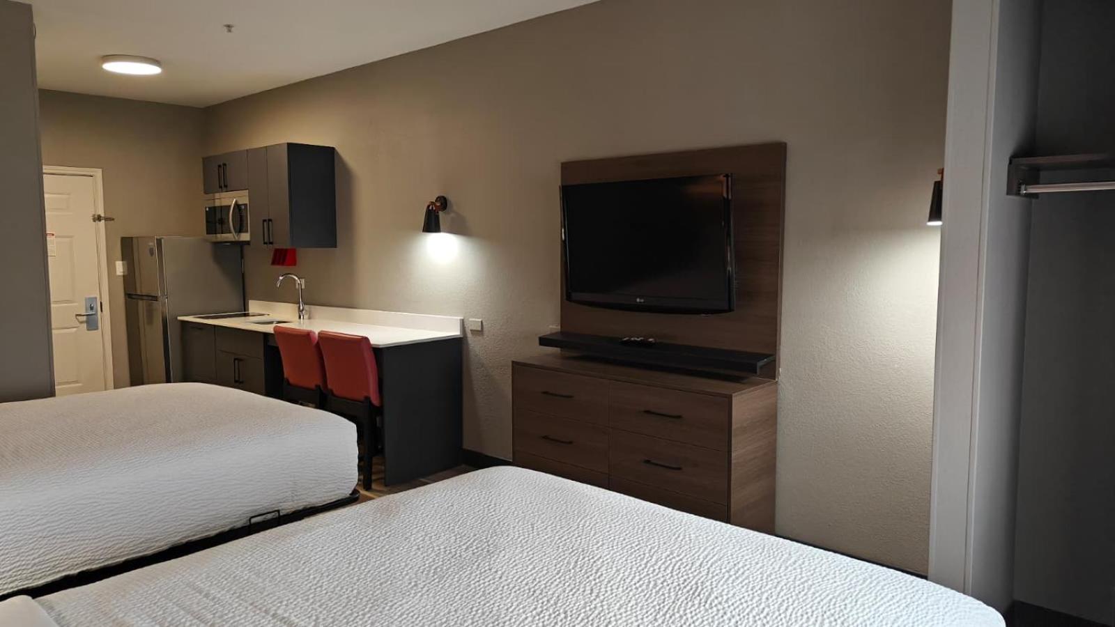 Standard Studio with Two Queen Beds - Non-Smoking - Photo 3