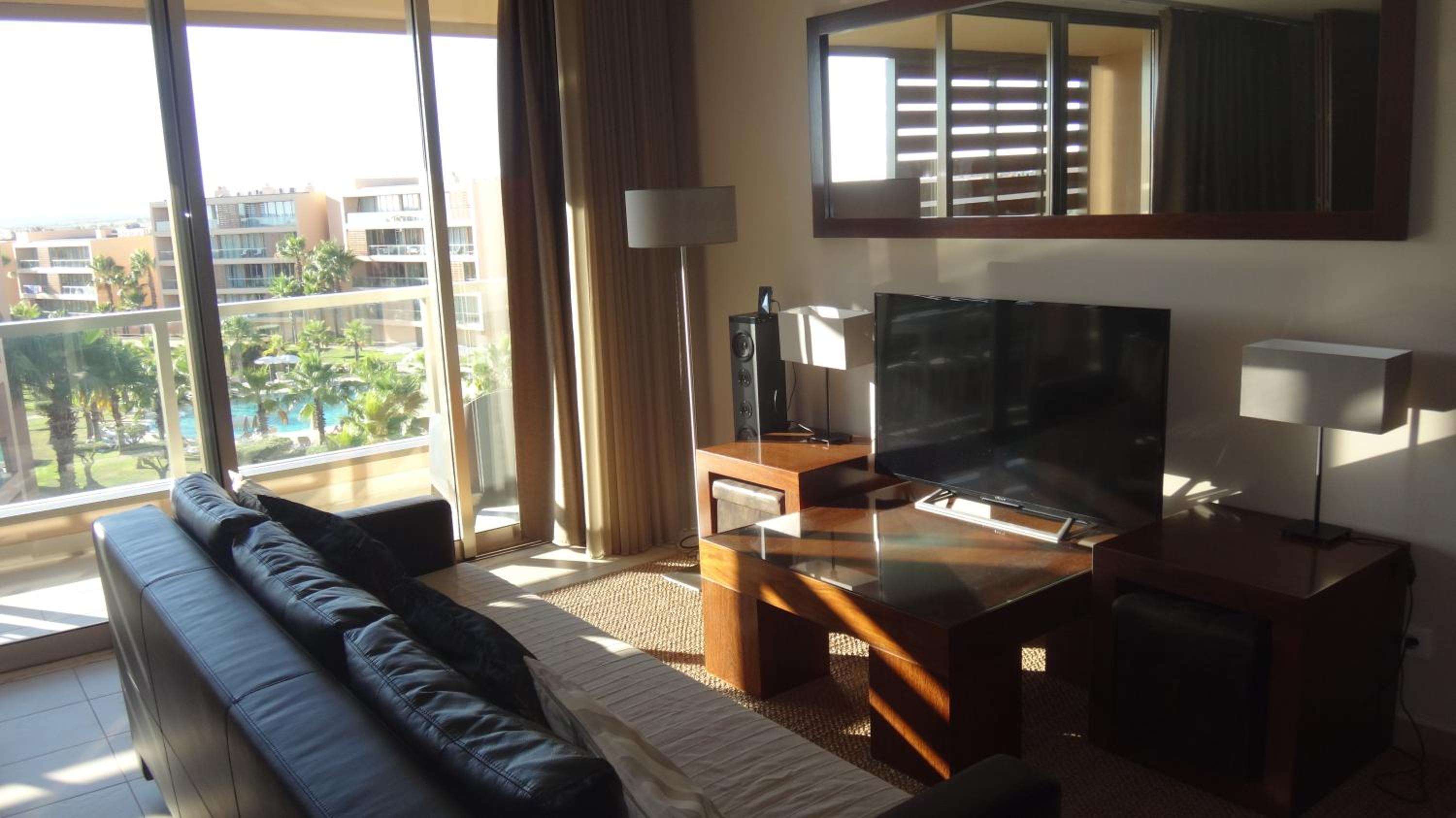 Apartment With Pool View