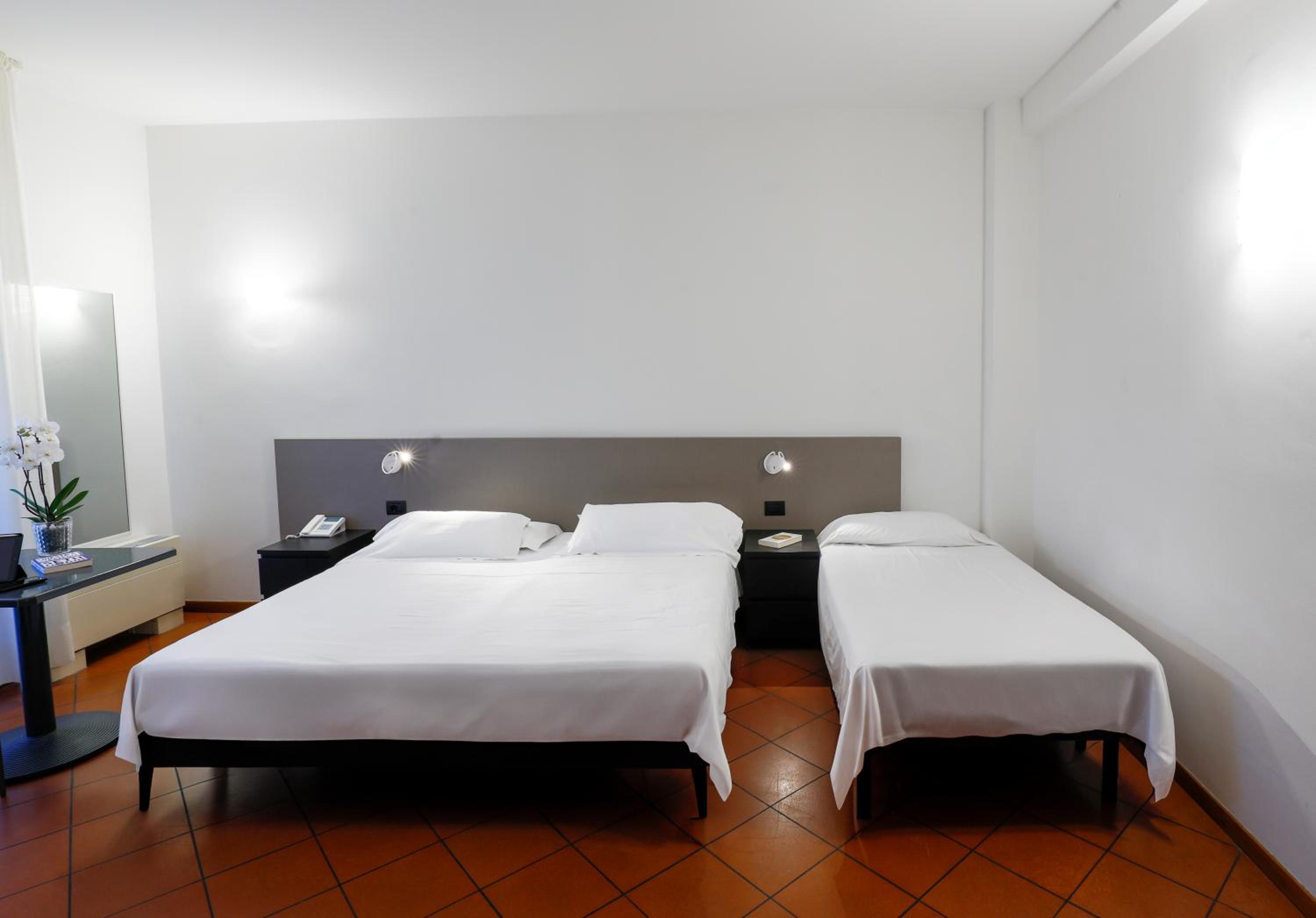 Standard Double Room - Photo 3