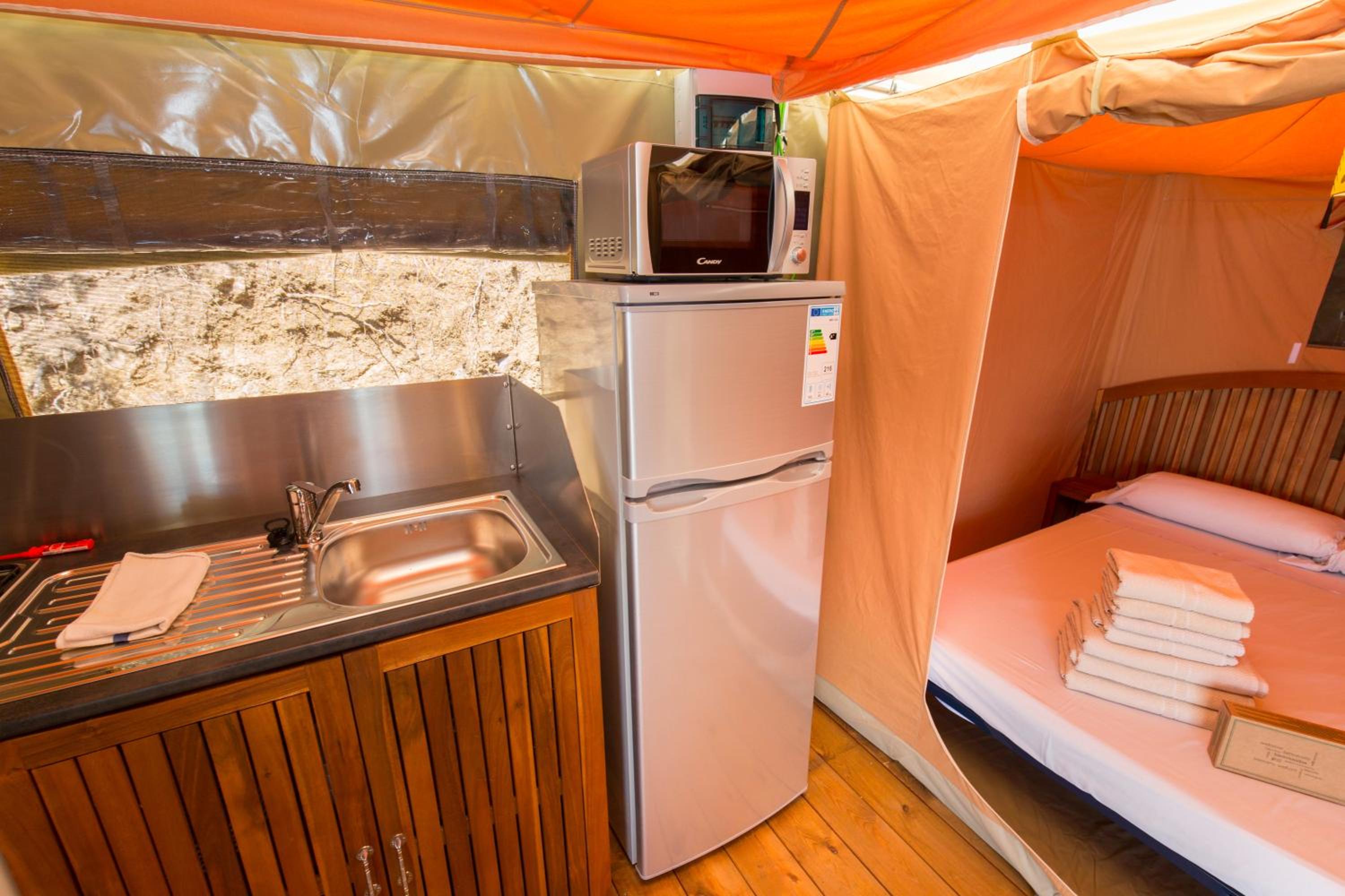 Superior Tent (5 Adults) - Photo 11