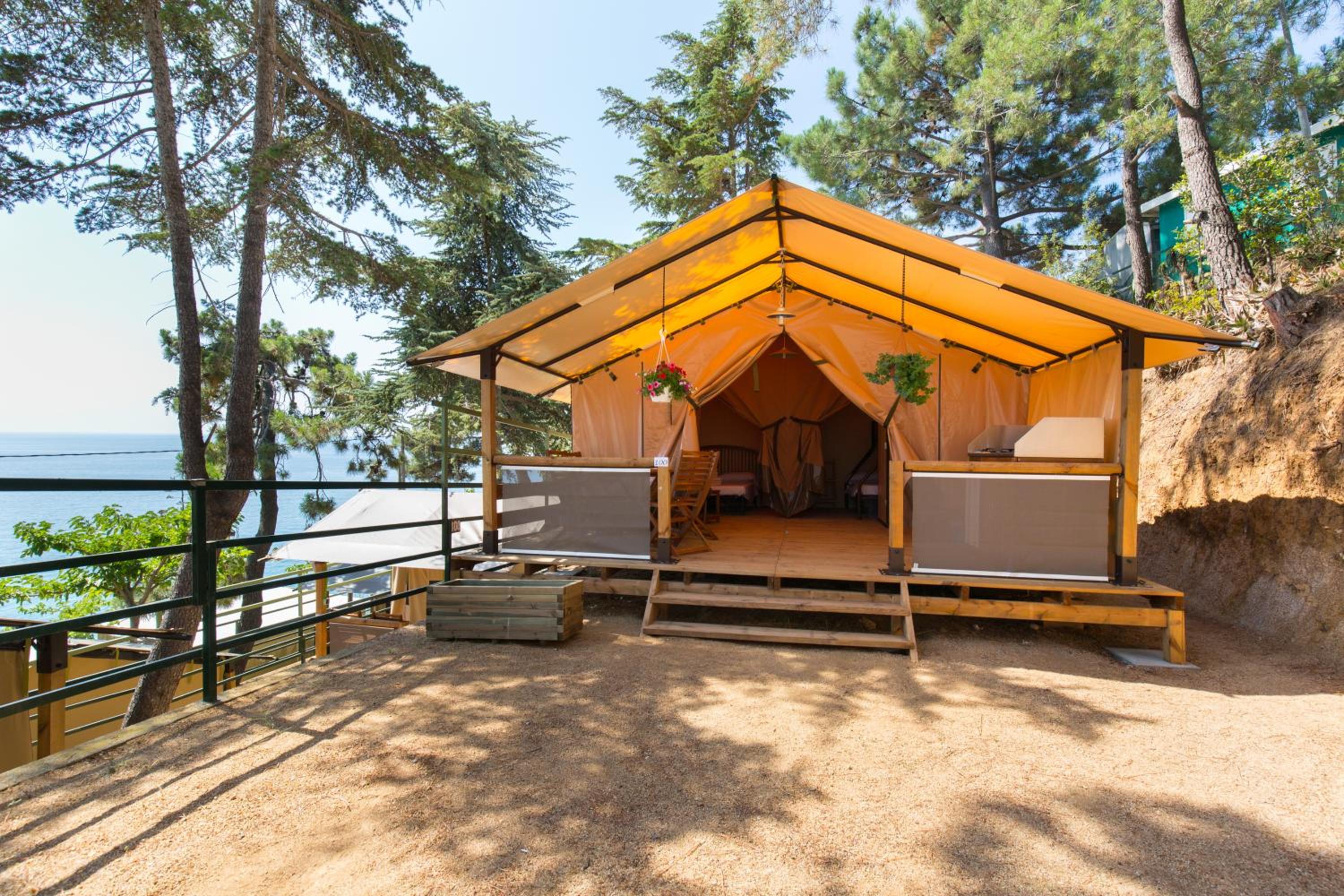 Deluxe Tent (5 Adults) - Photo 2