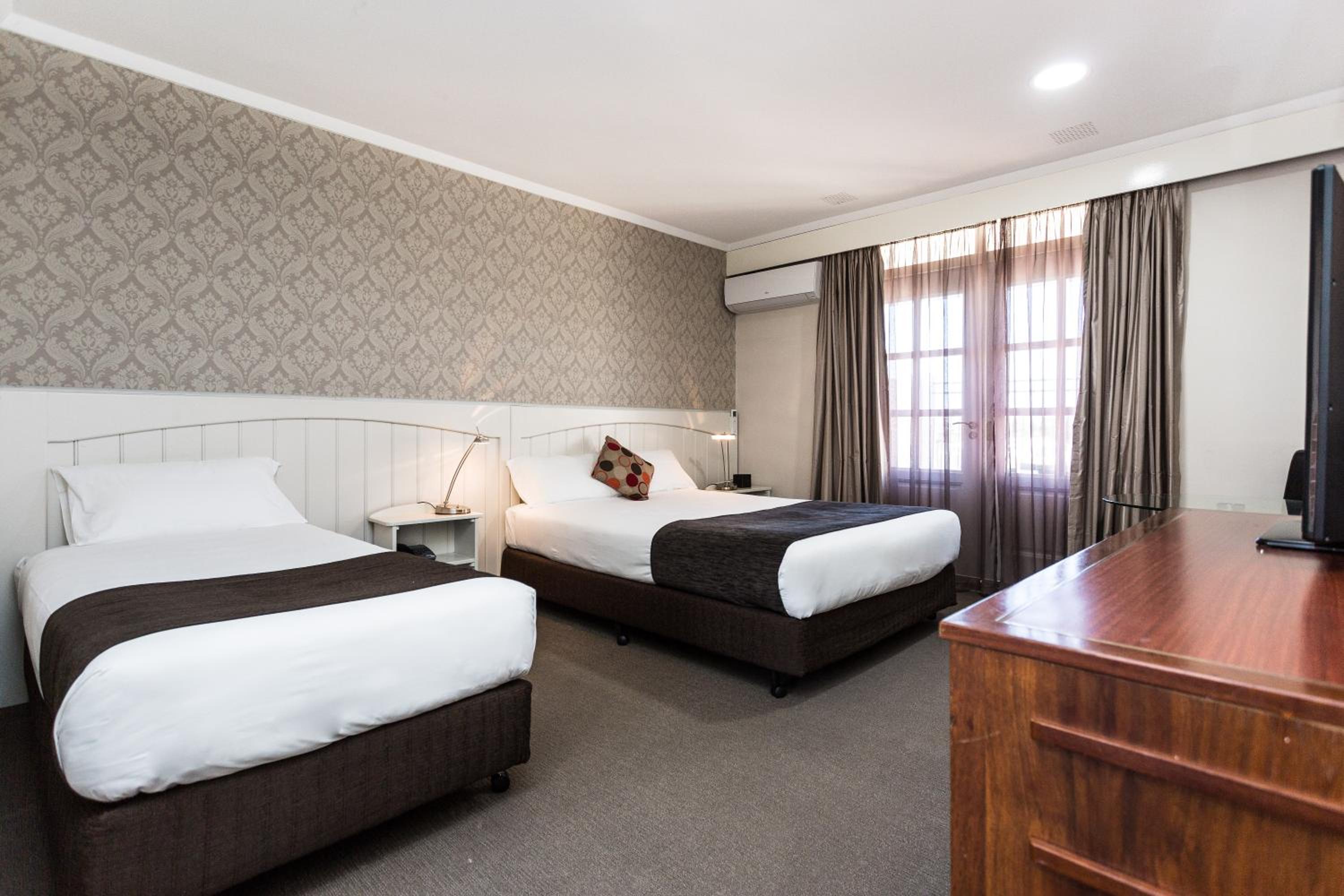 Queen Room with Courtyard - Photo 7
