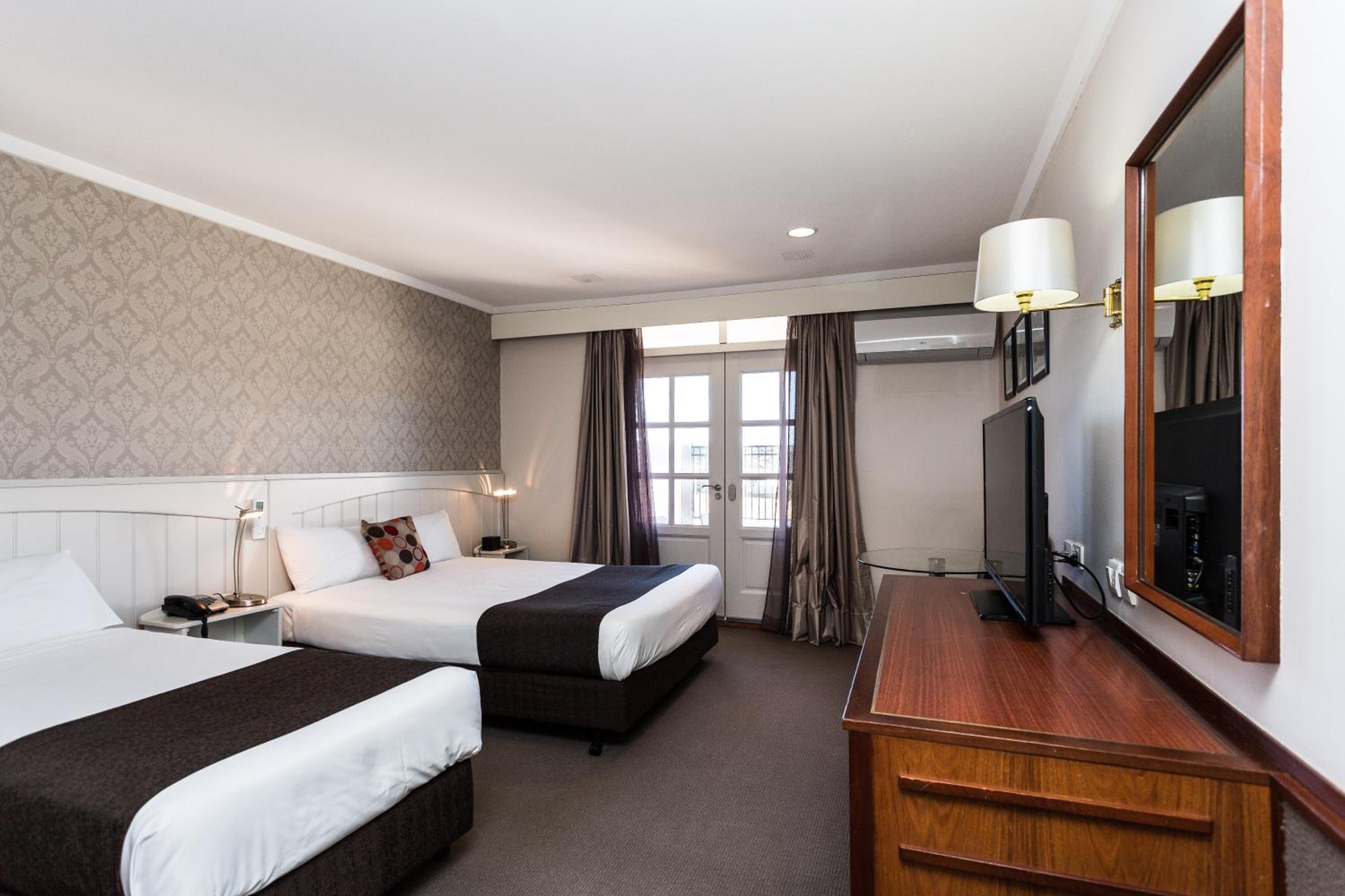 Queen Room with Courtyard - Photo 3