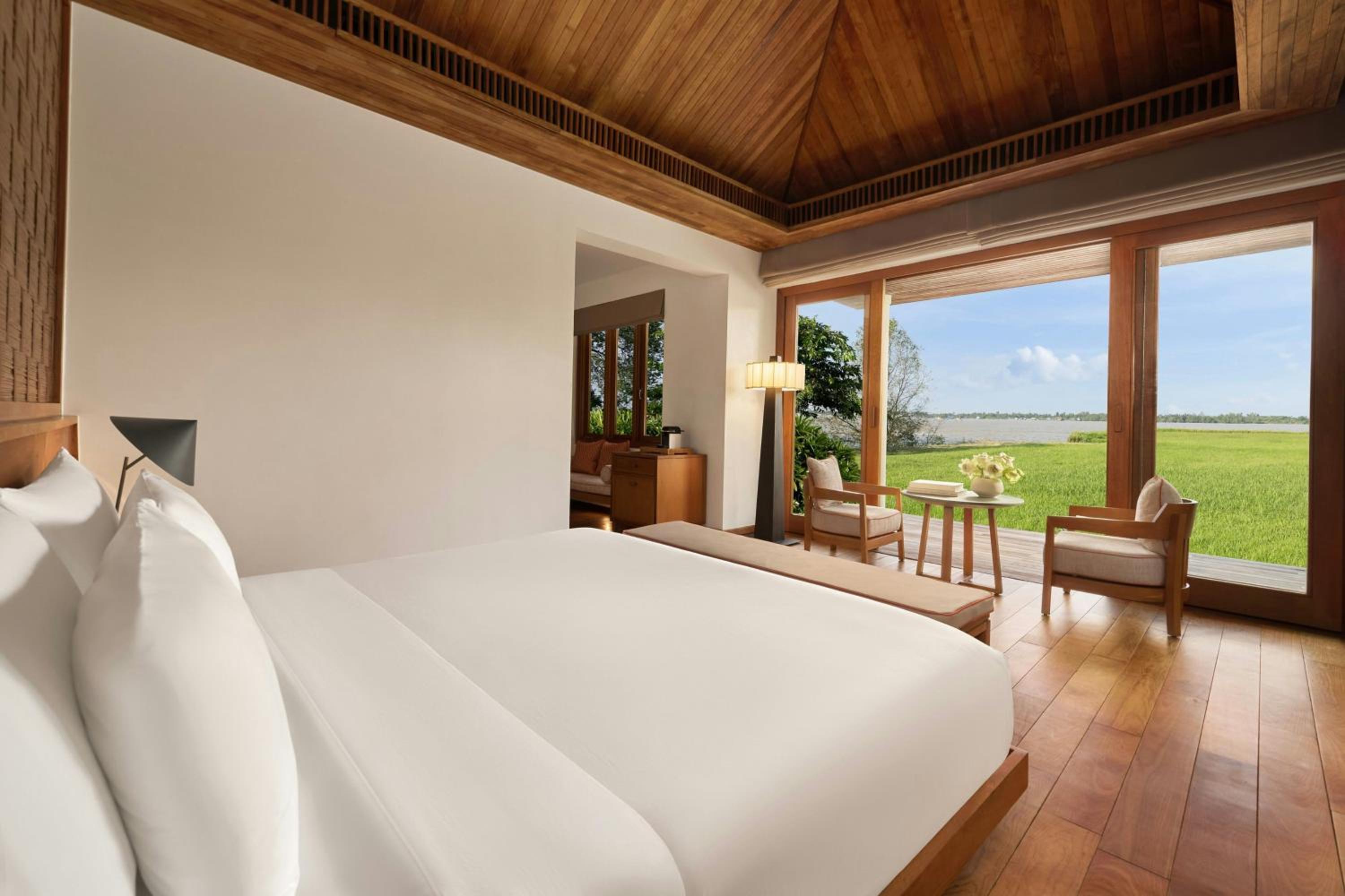 King Bungalow with Water View