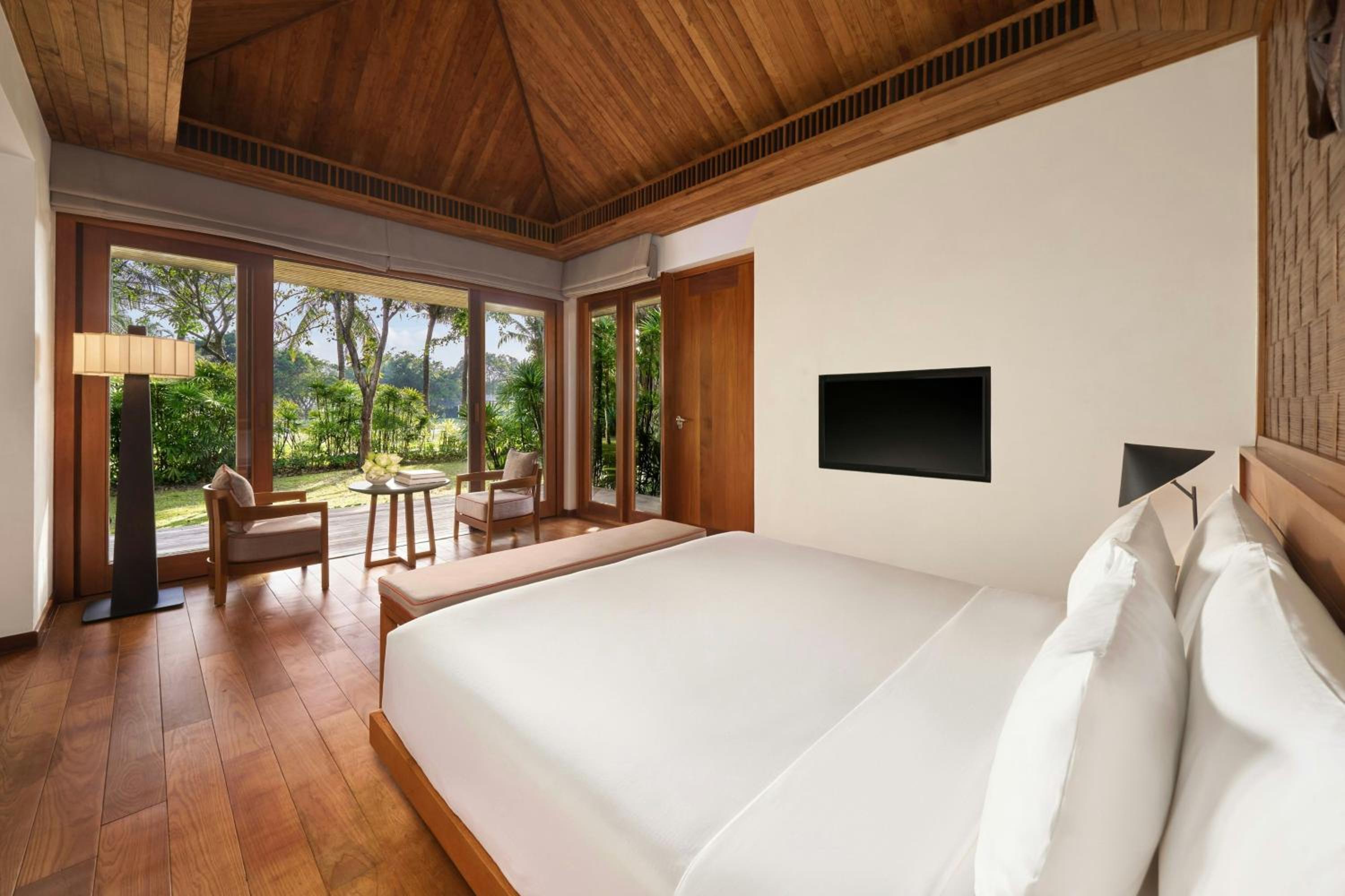Bungalow with One King Bed and Garden View