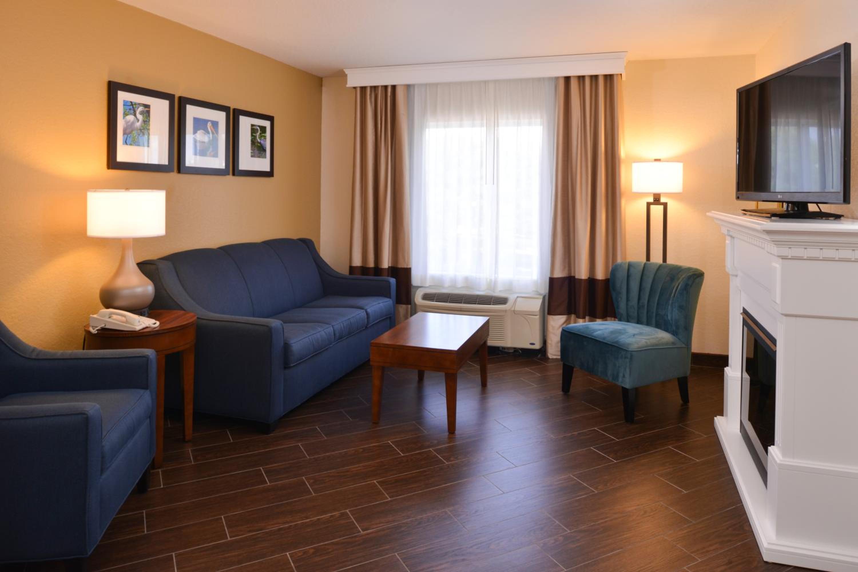 Executive King Suite with Sofa-Bed - Non-Smoking - Photo 1