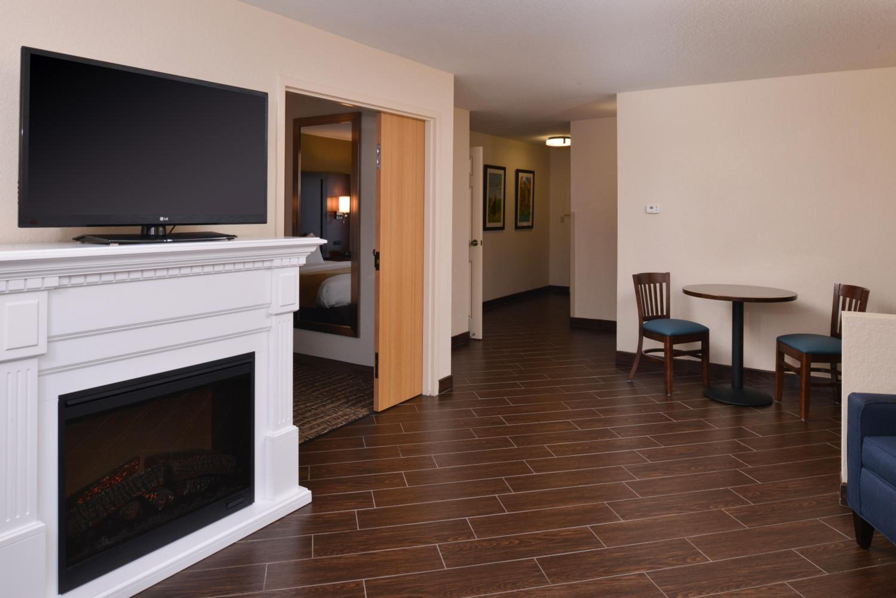 Executive King Suite with Sofa-Bed - Non-Smoking - Photo 2