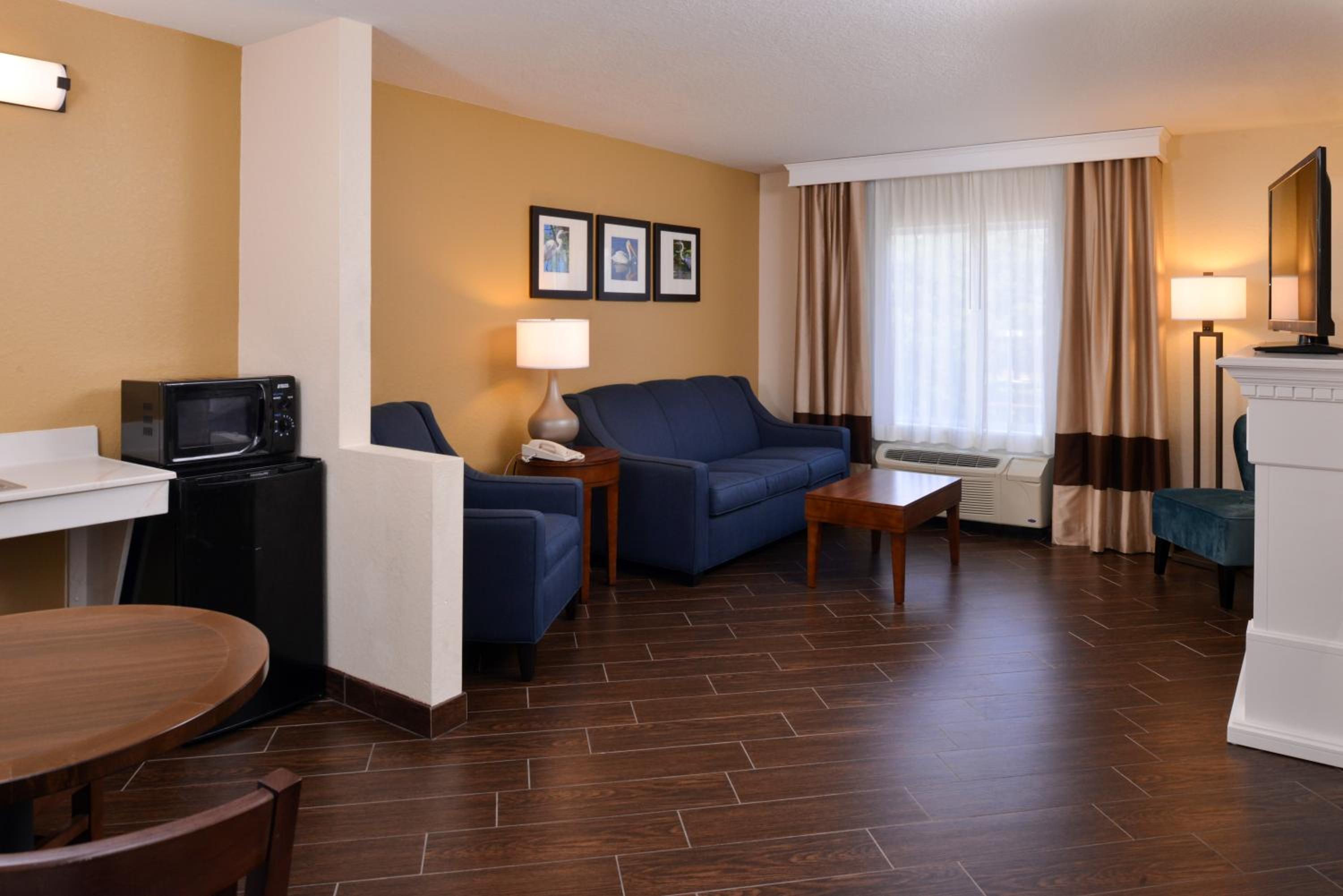 Executive King Suite with Sofa-Bed - Non-Smoking - Photo 3