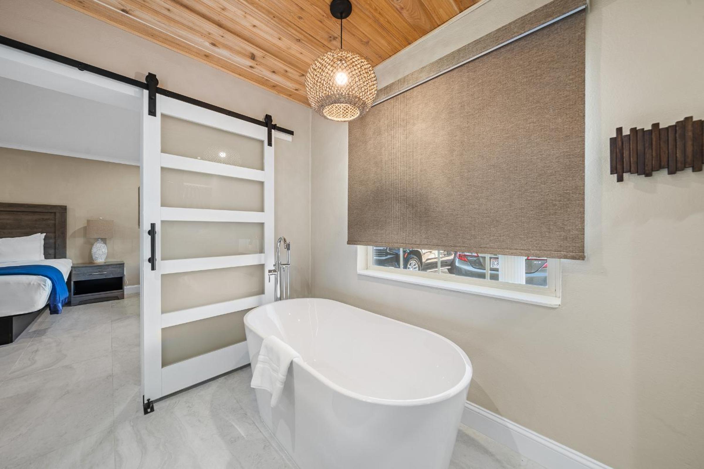 Deluxe King Suite
