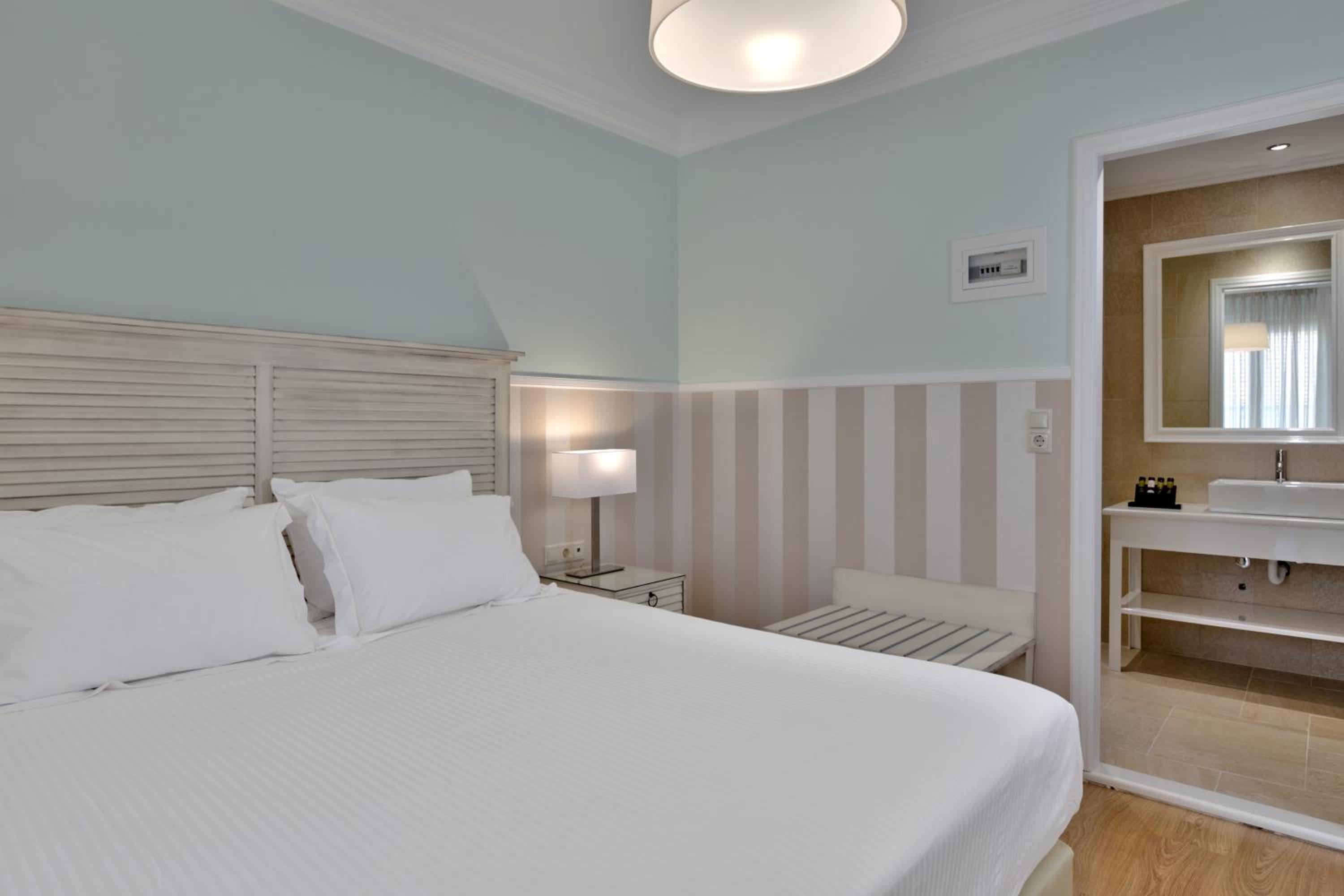 Standard Double Room - Photo 5