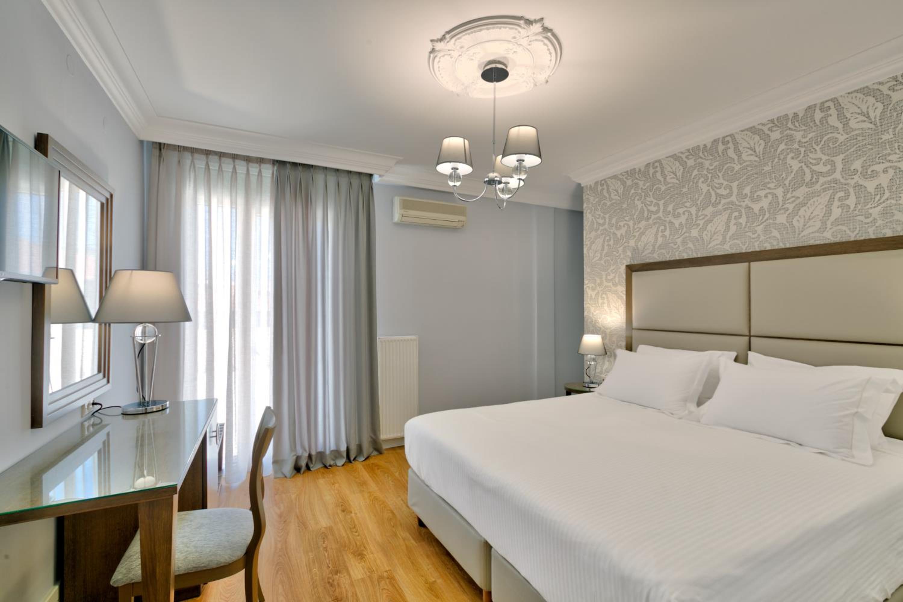 Standard Double Room - Photo 11