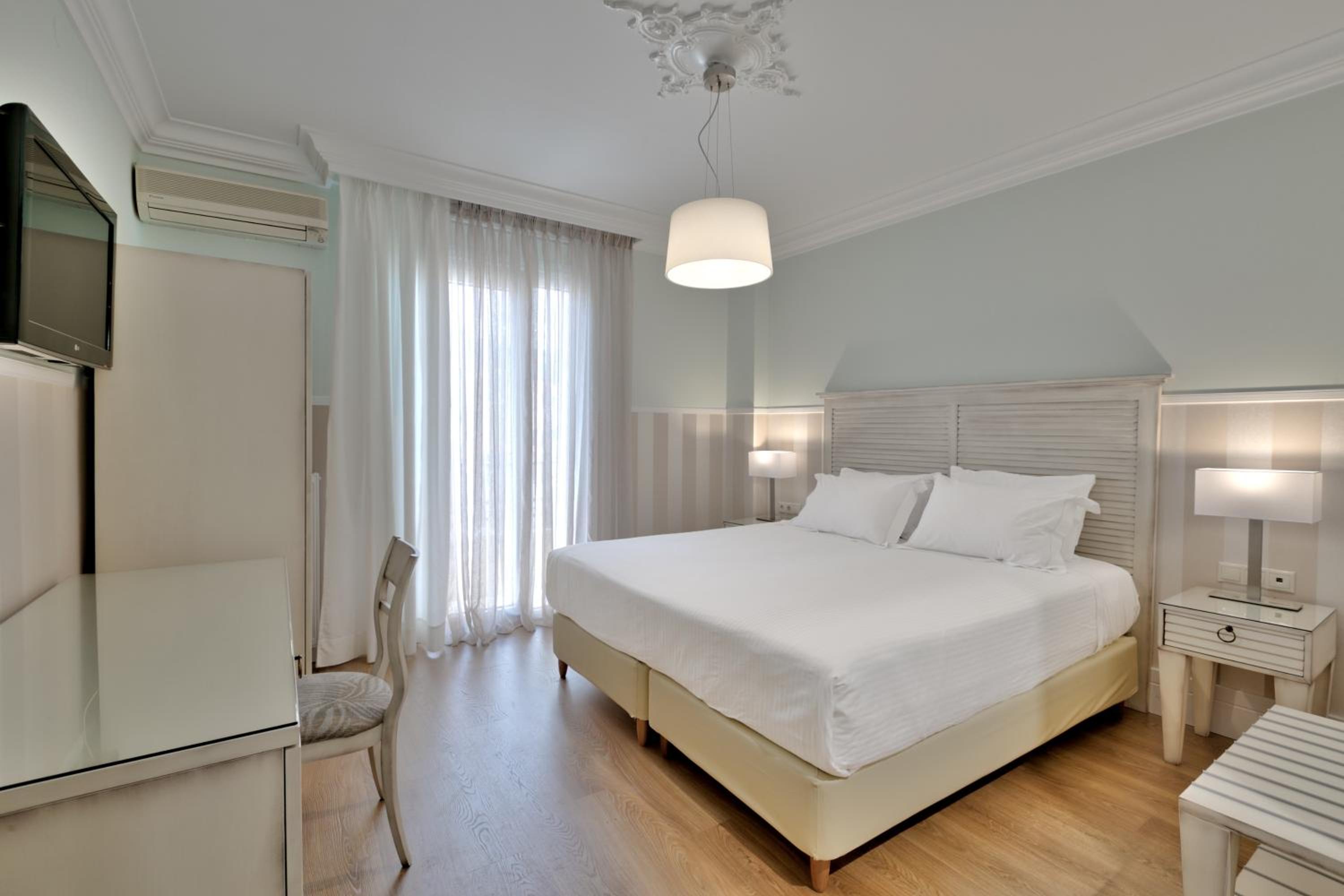 Standard Double Room - Photo 9
