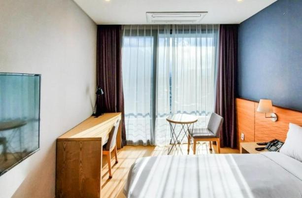 Deluxe Double Room with Side Sea View