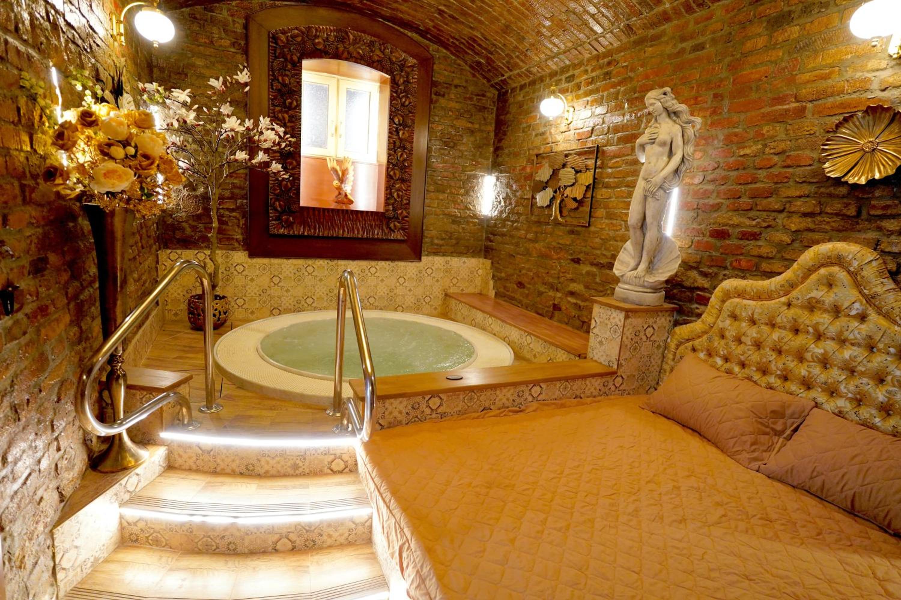 Studio with Spa Bath