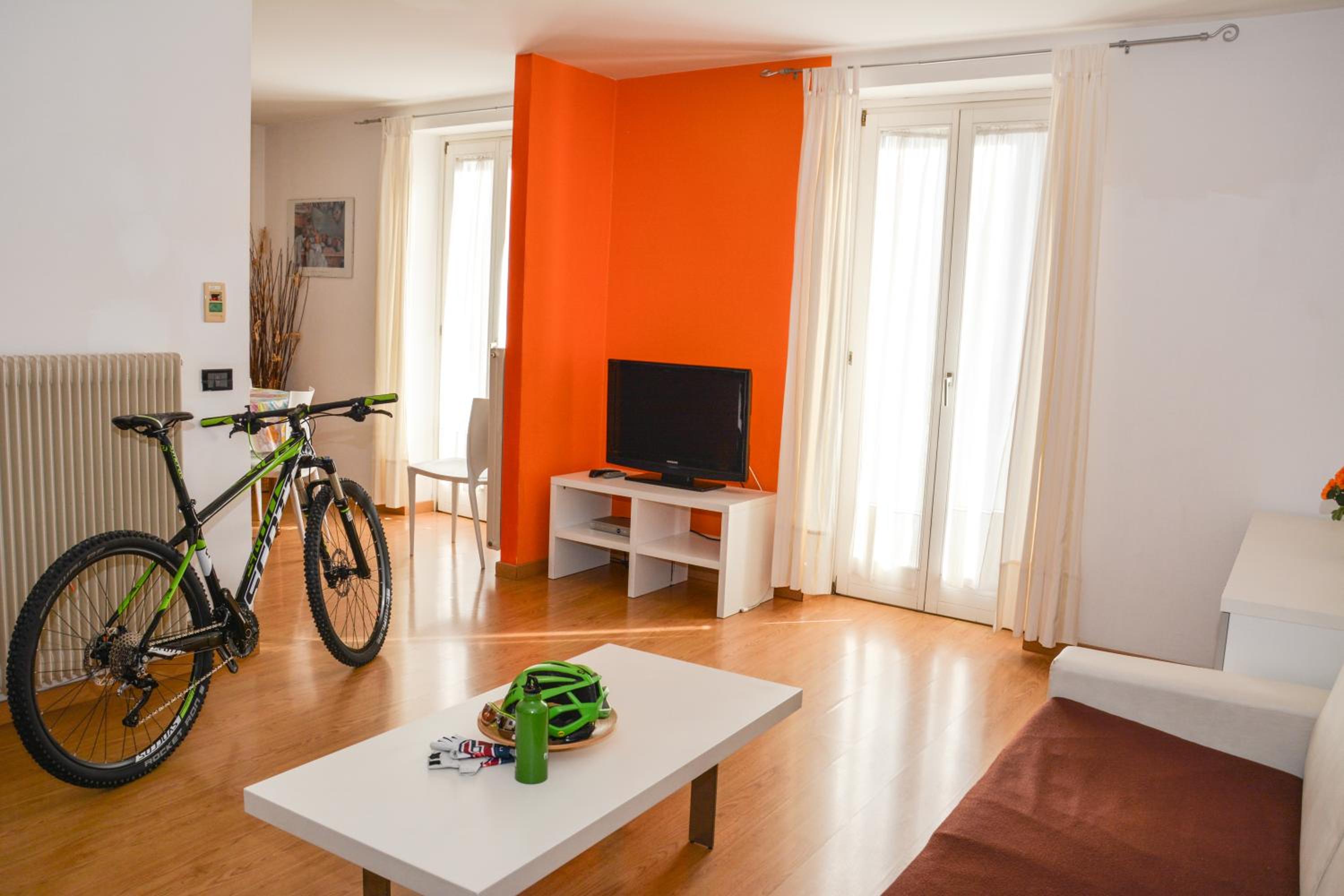 Apartment with Balcony - Photo 2
