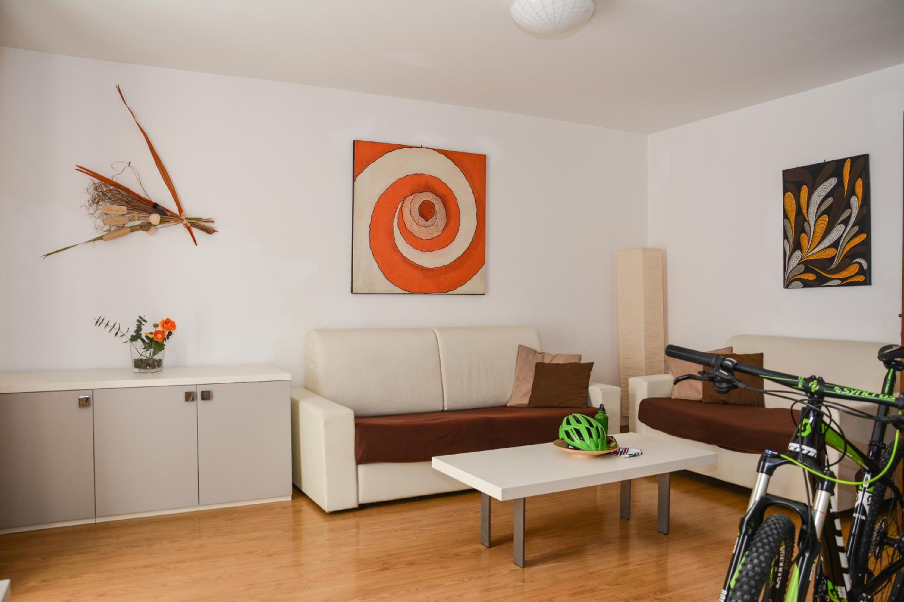 Apartment with Balcony - Photo 5