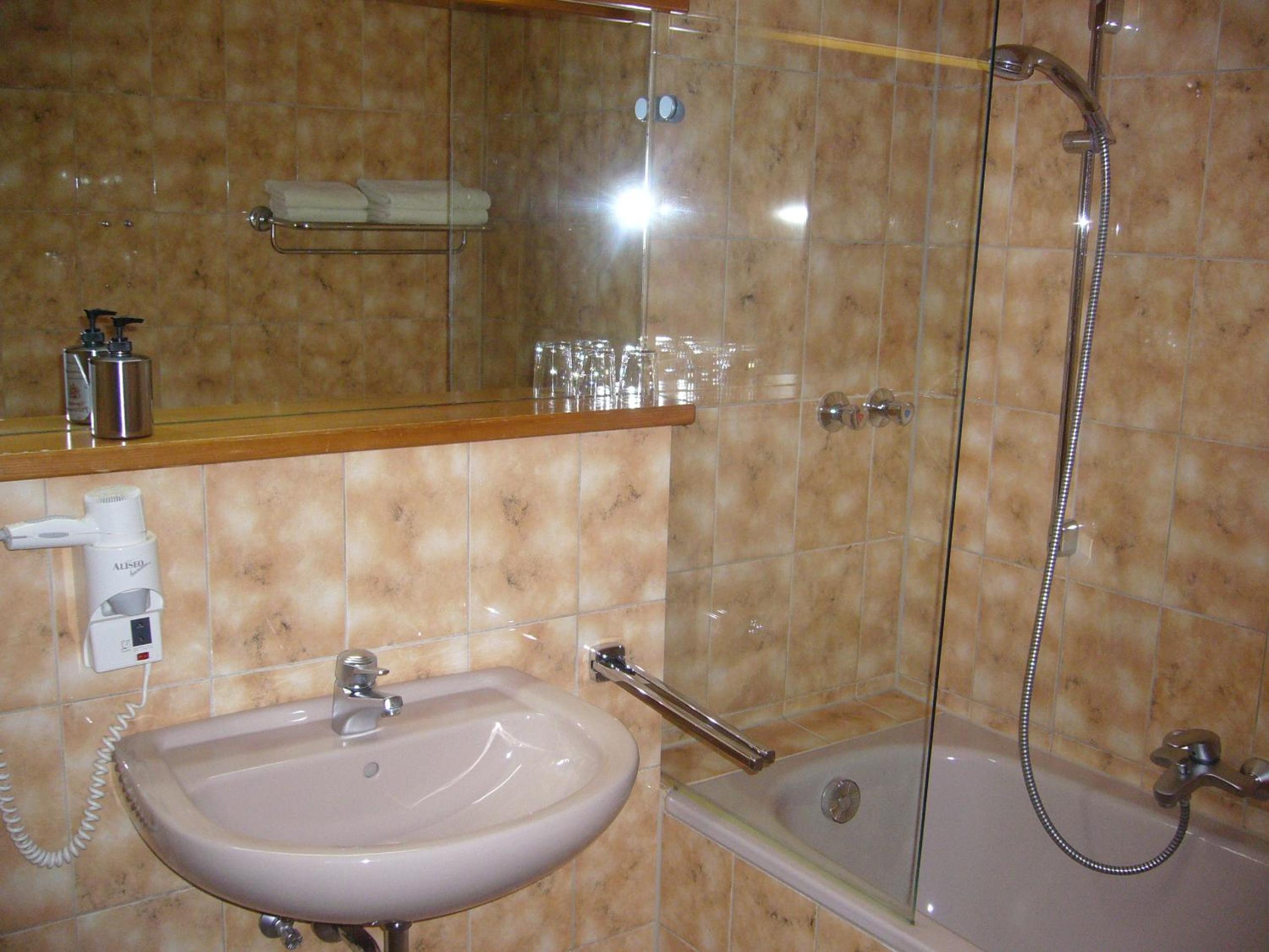 Double Room with Private Bathroom - Photo 10