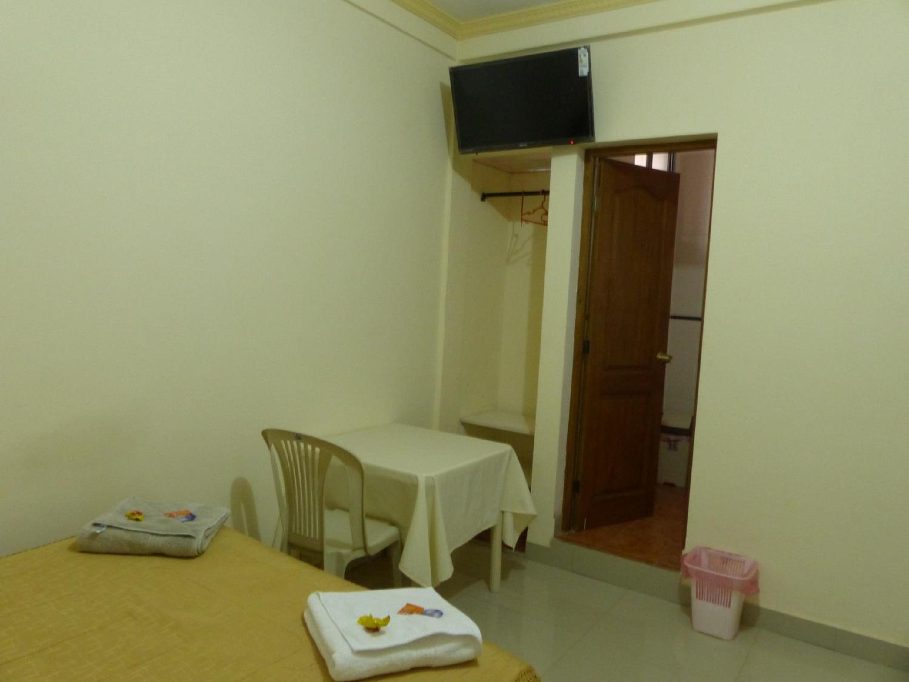 Twin Room with Private Bathroom photo 2