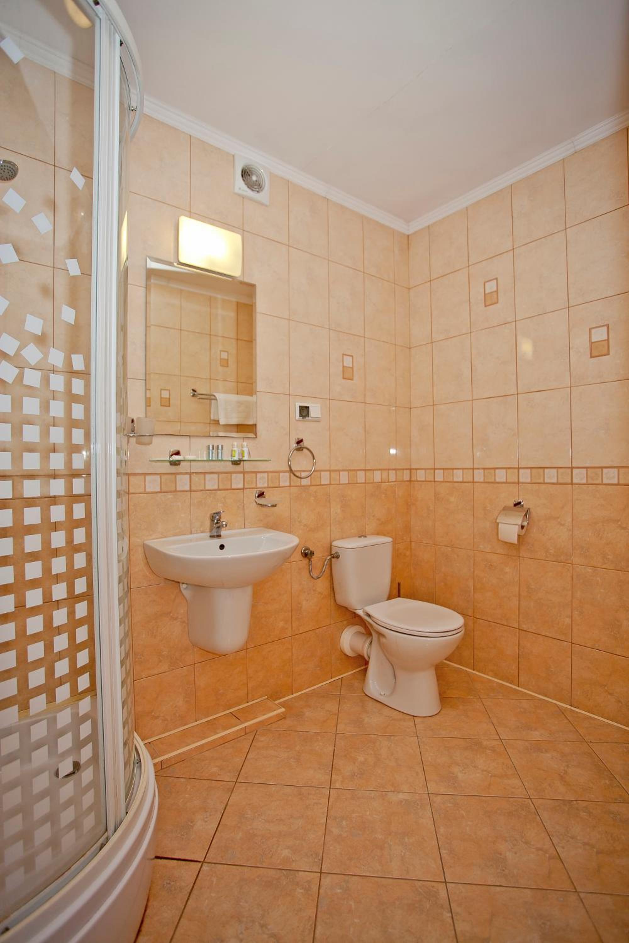 Double Room with Private Bathroom - Photo 2
