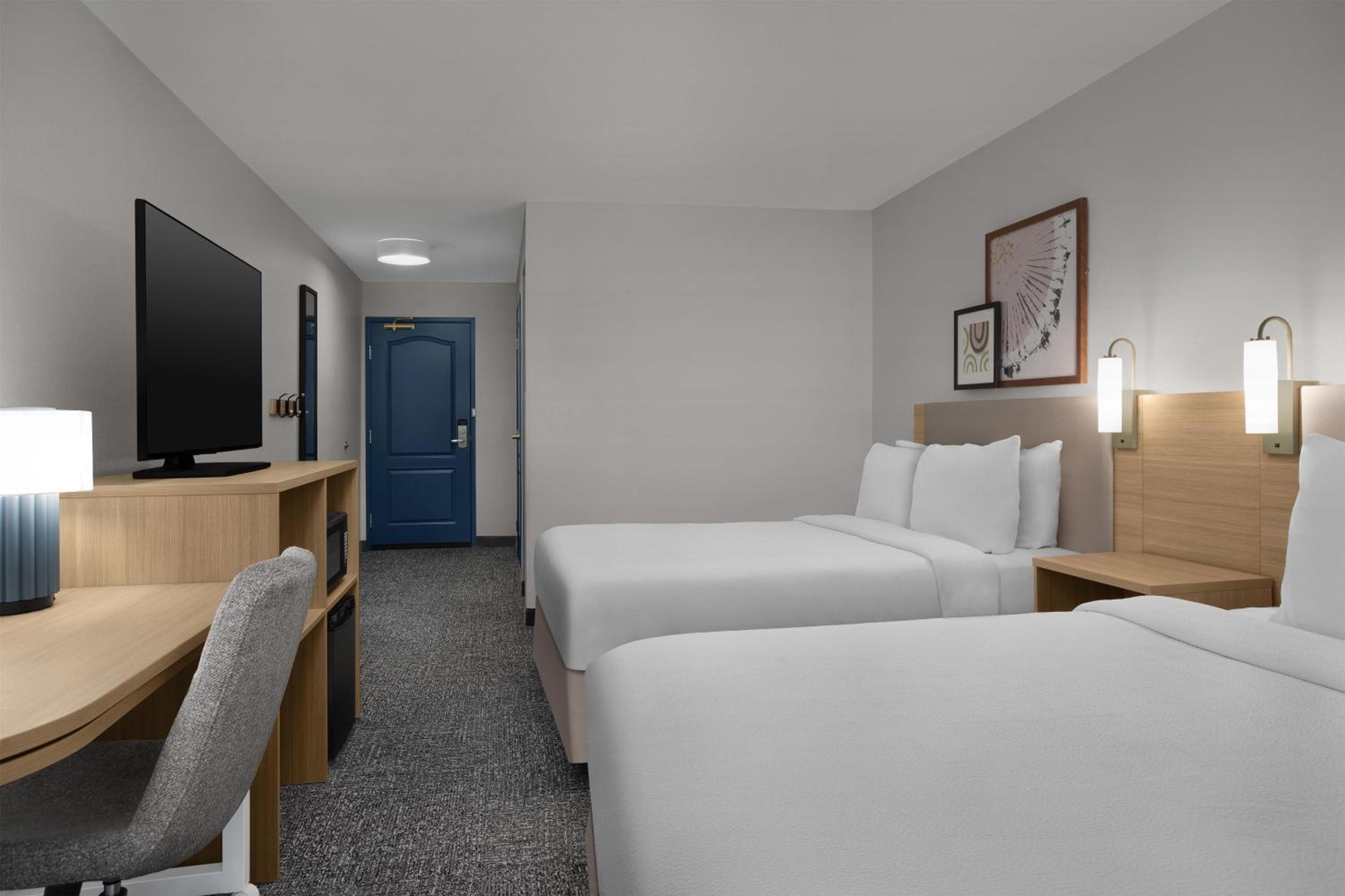 Queen Room with Two Queen Beds - Photo 2