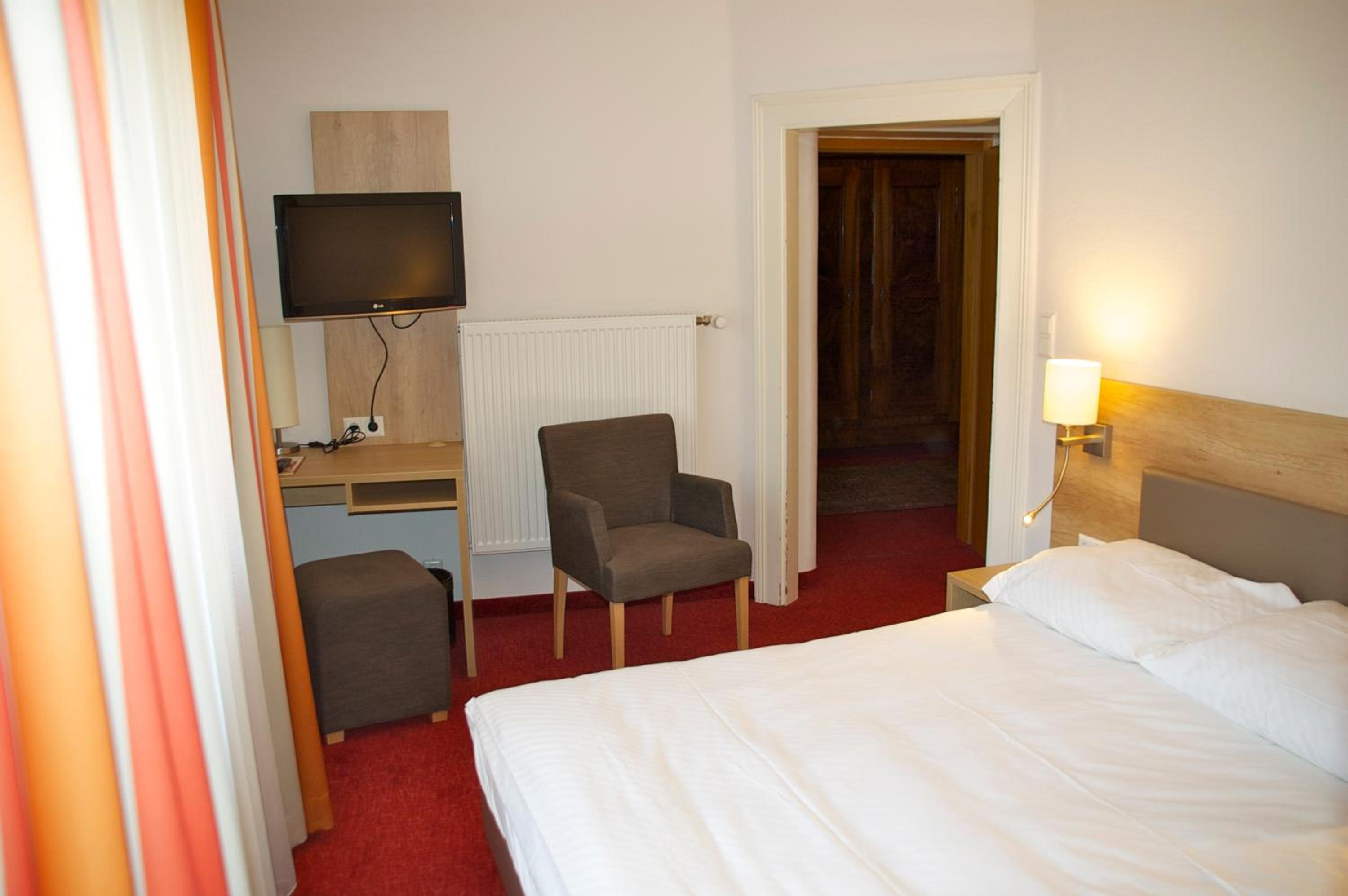 Standard Double or Twin Room - Photo 11