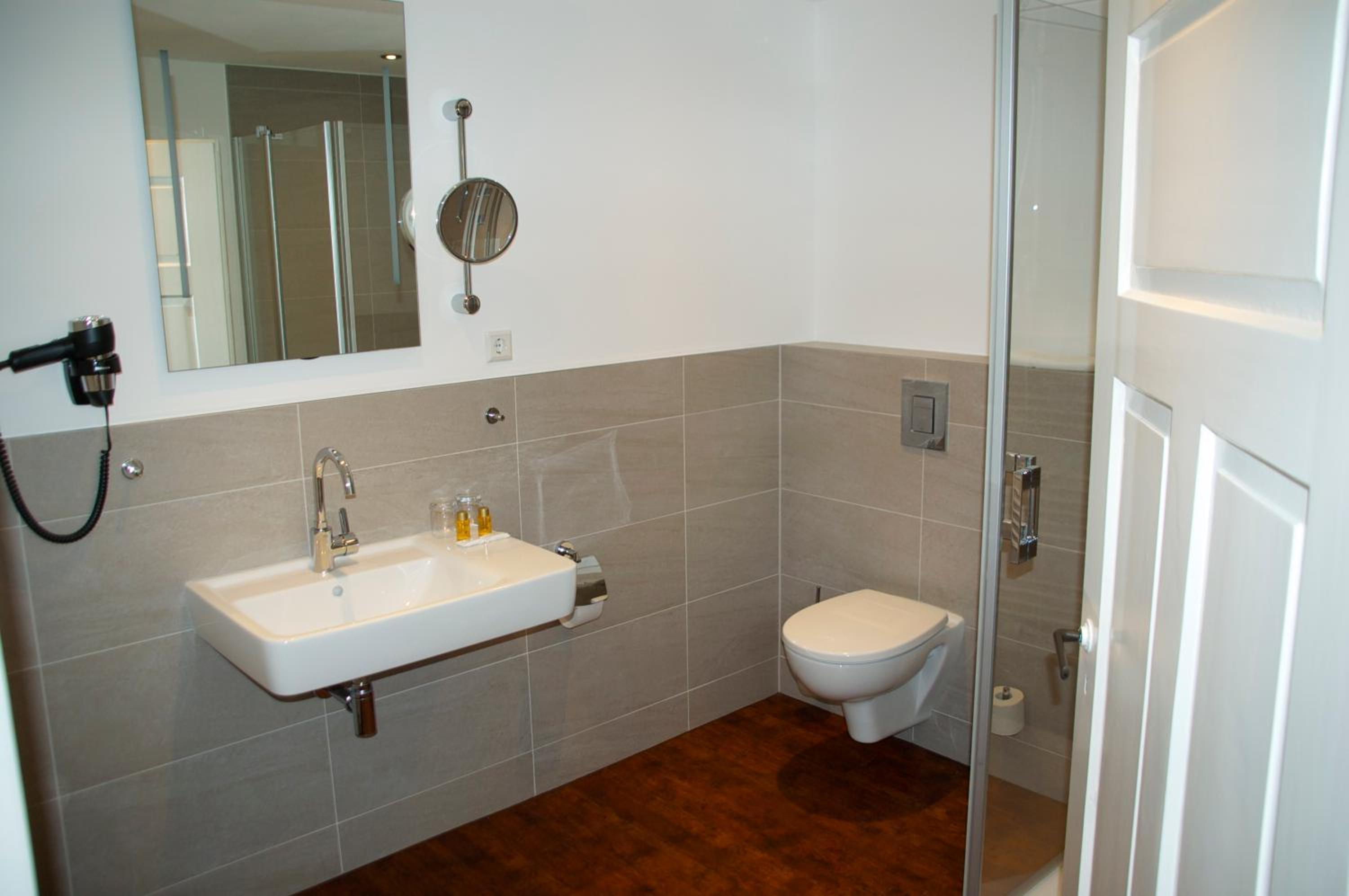 Standard Double or Twin Room - Photo 18