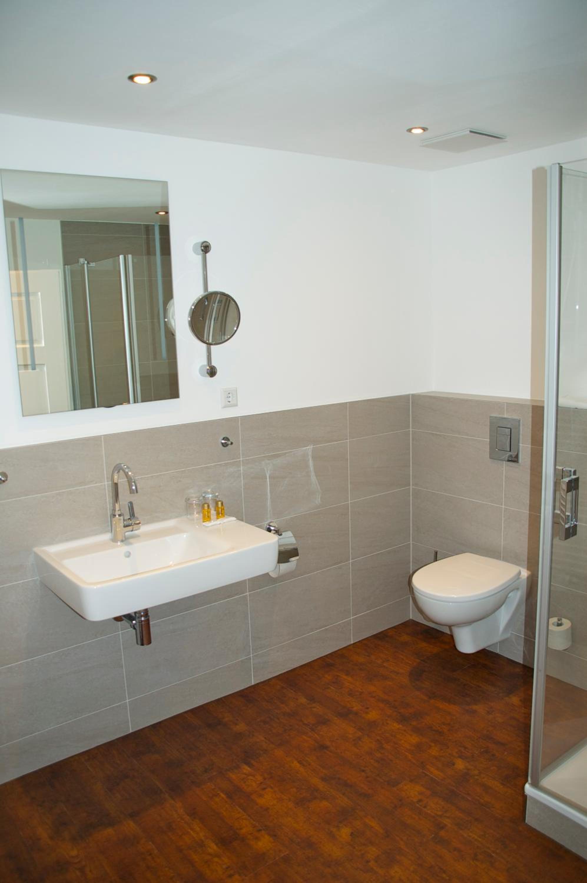 Standard Double or Twin Room - Photo 16