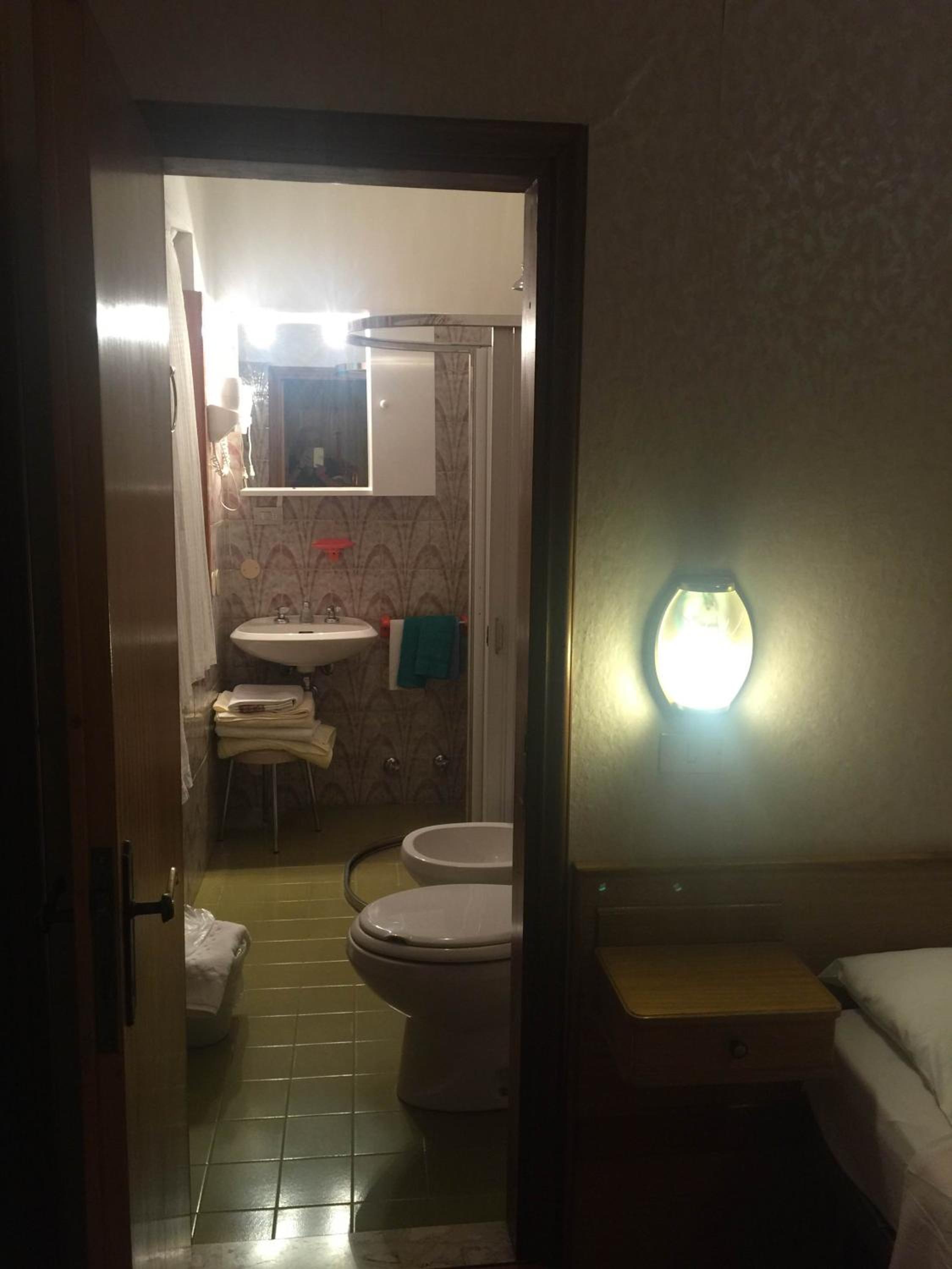 Economy Triple Room - Photo 8