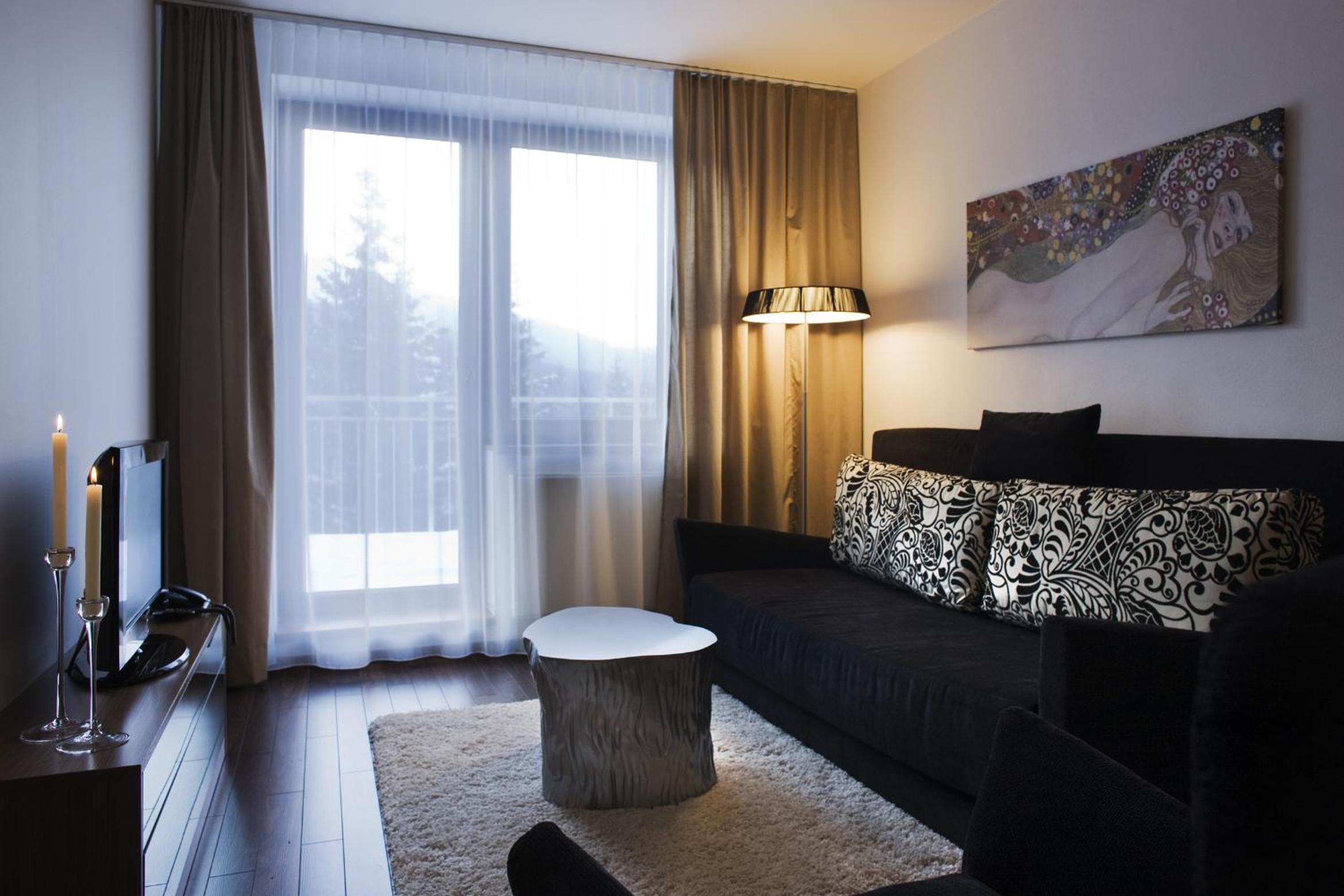 Deluxe One-Bedroom Apartment - Photo 4