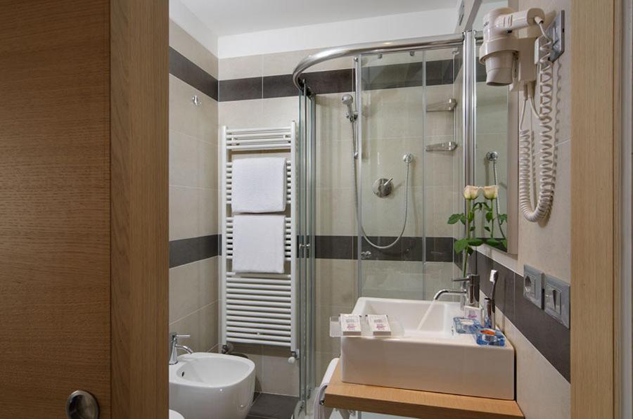 Double or Twin Room - Photo 6