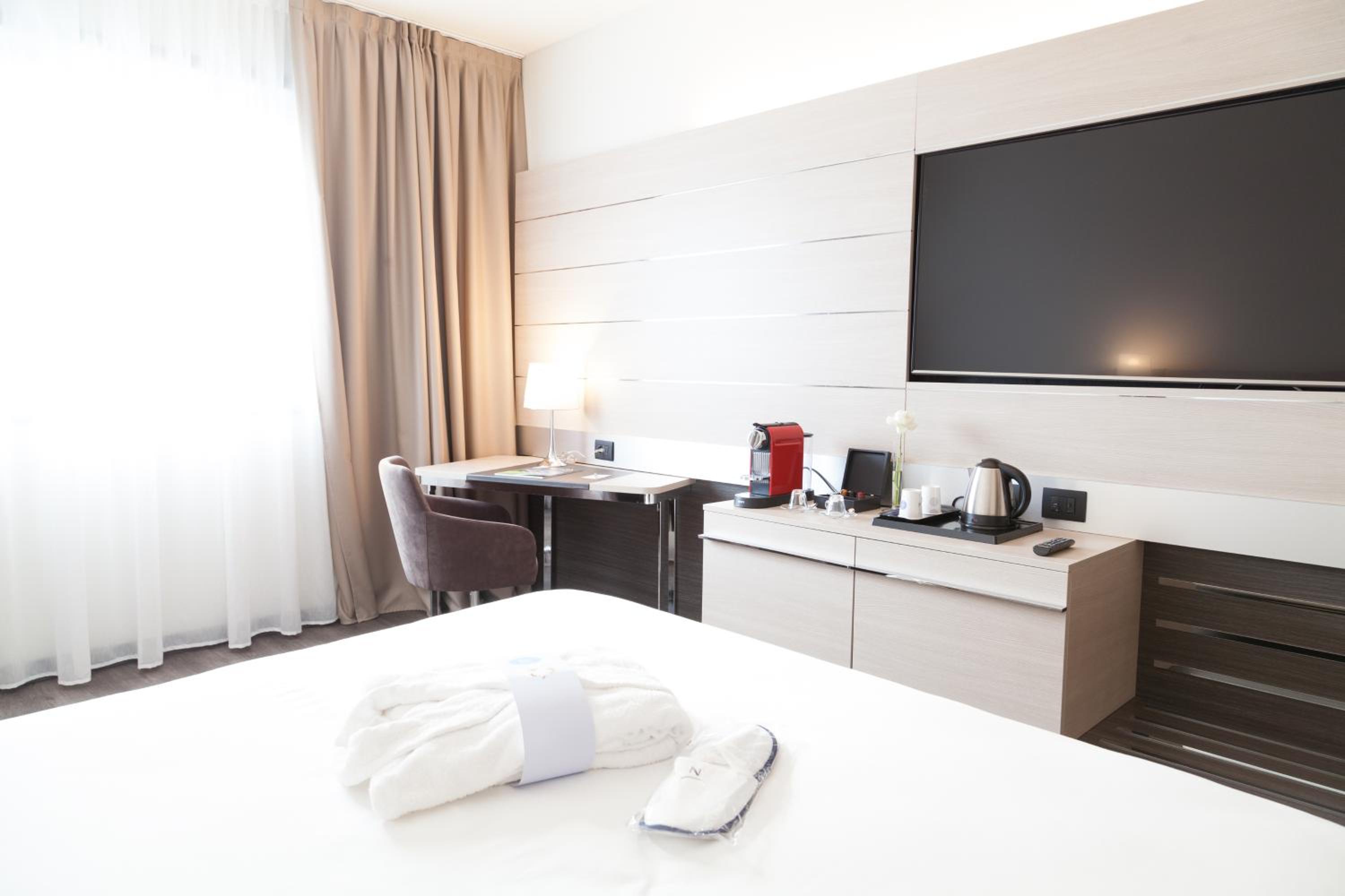 Executive Double Room with Sofa Bed - Photo 1
