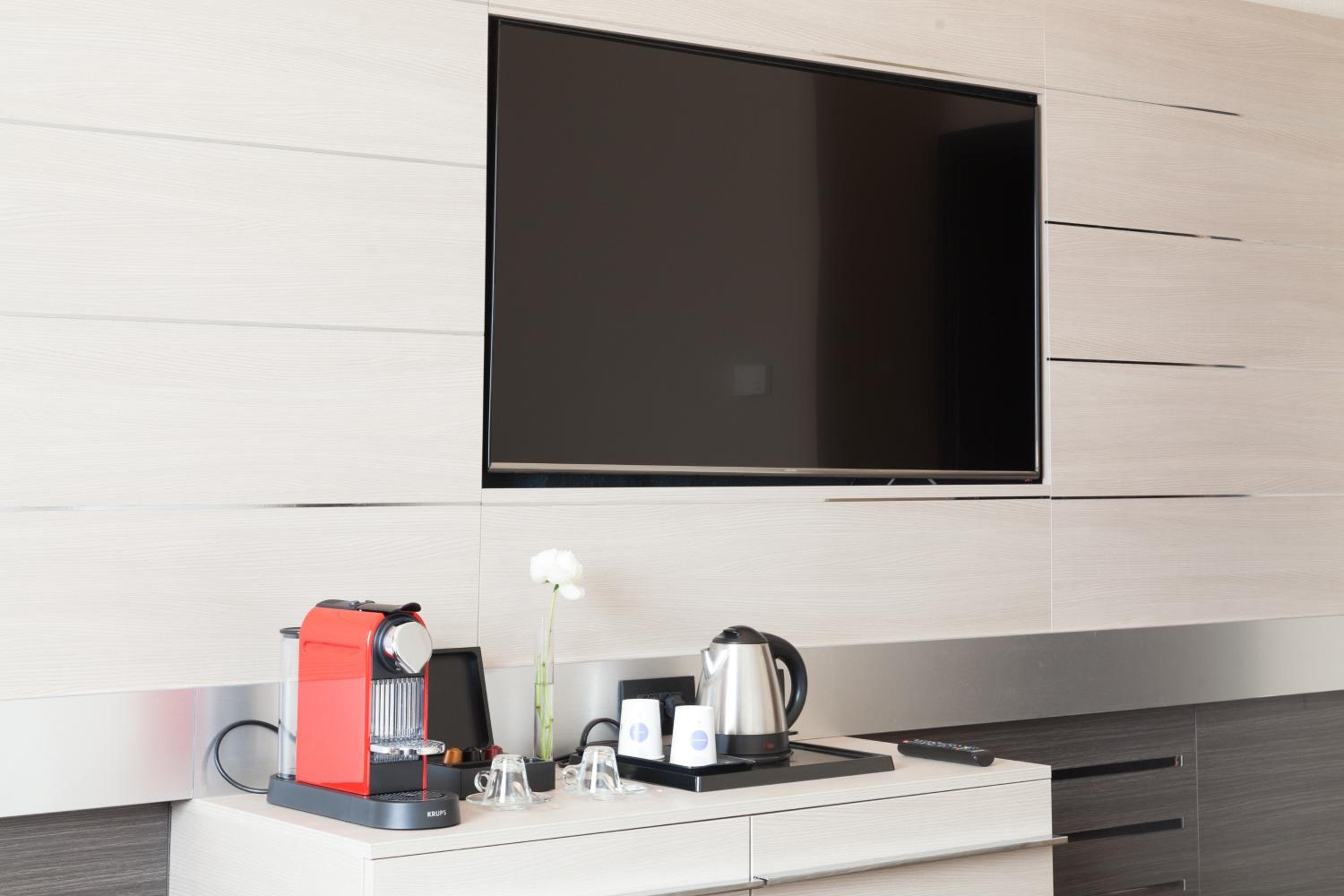 Executive Double Room with Sofa Bed - Photo 9
