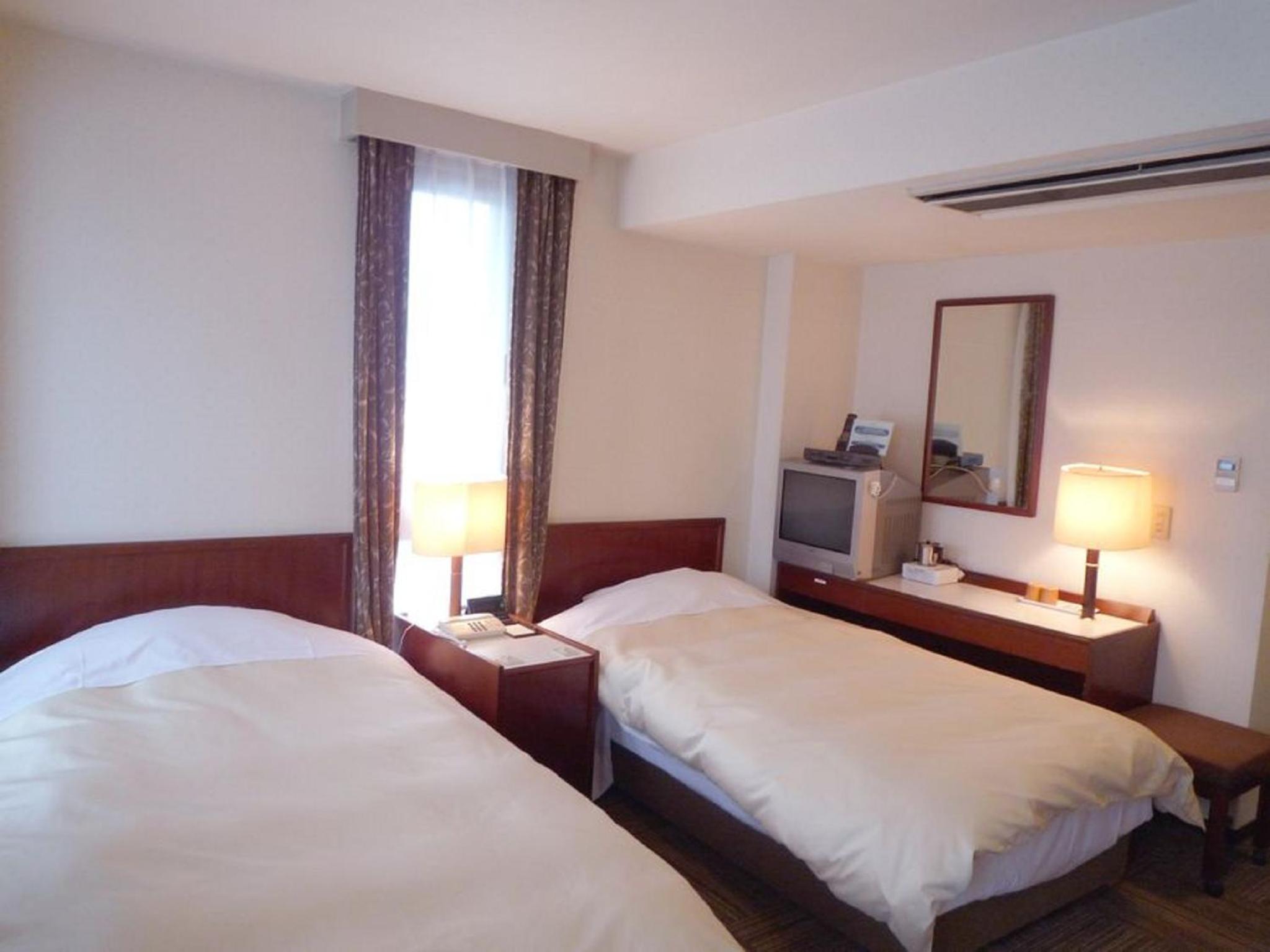 Twin Room with Sofa Bed - Smoking photo 2