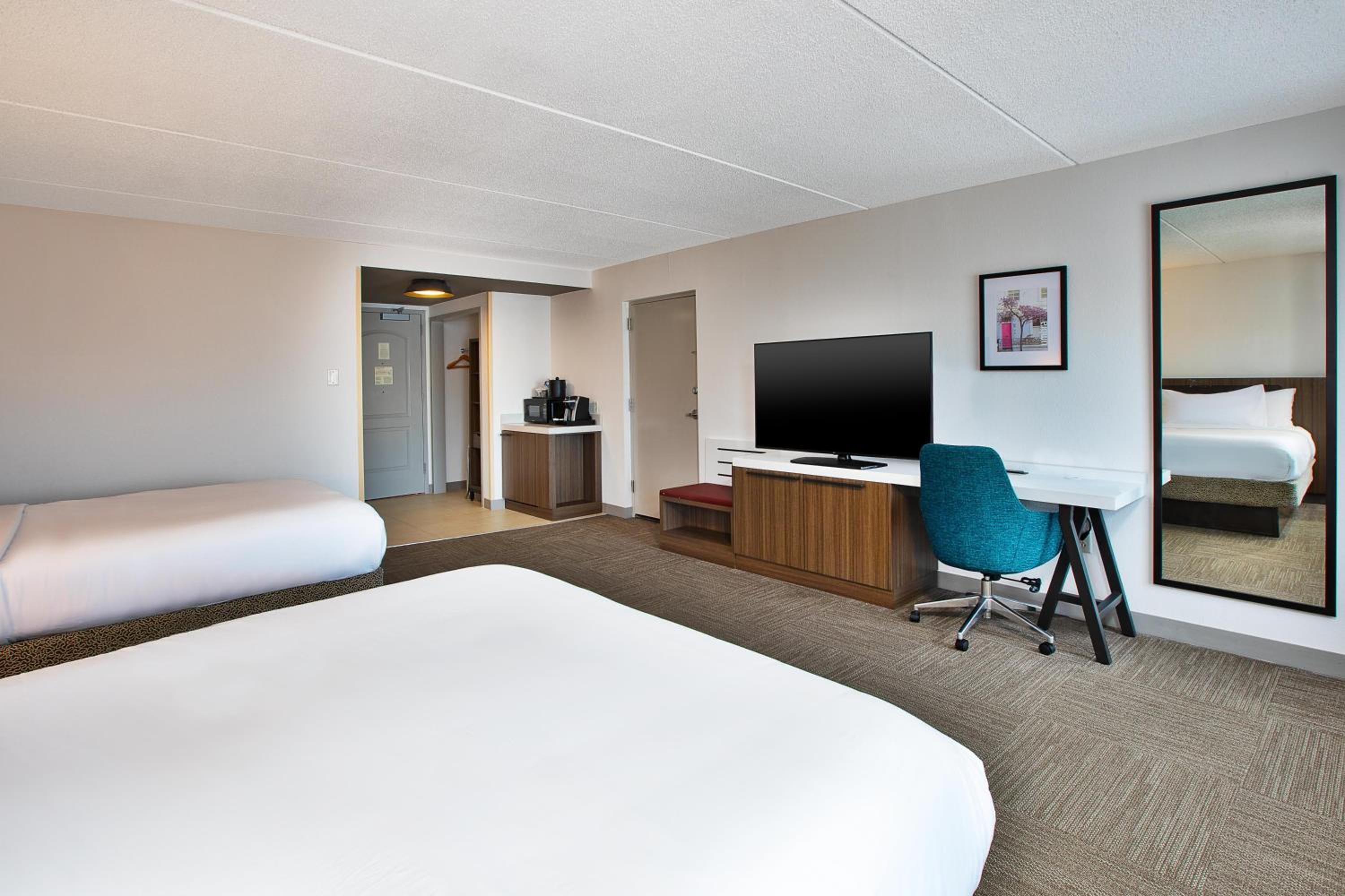 Queen Room with Two Queen Beds - Non-Smoking - Photo 3