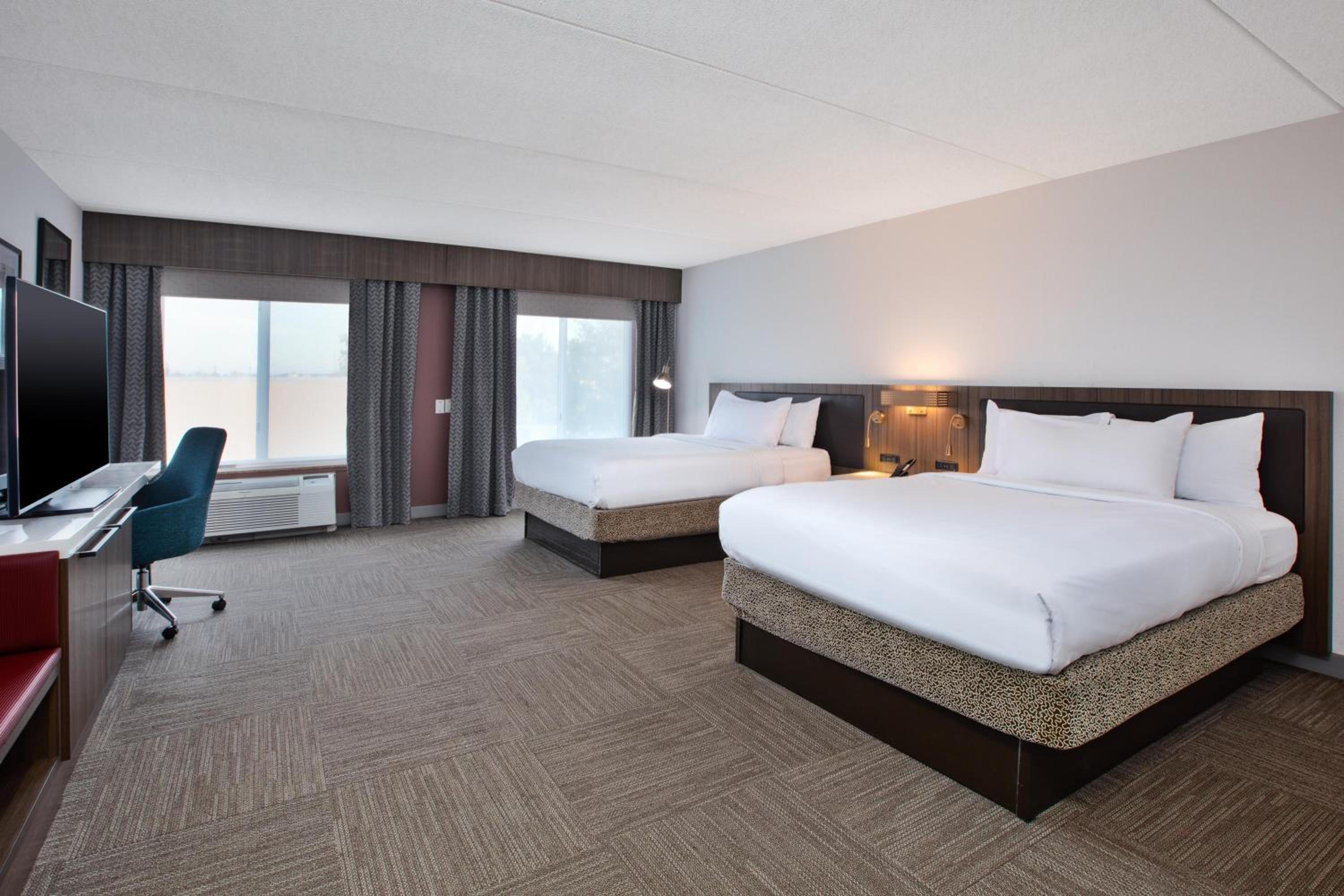 Queen Room with Two Queen Beds - Non-Smoking - Photo 4