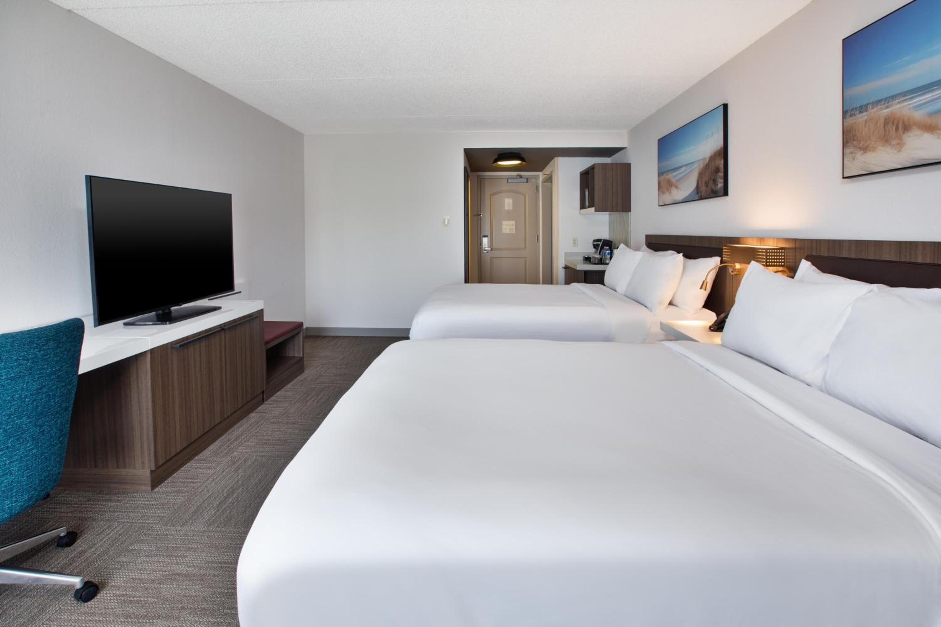 Queen Room with Two Queen Beds - Non-Smoking - Photo 7