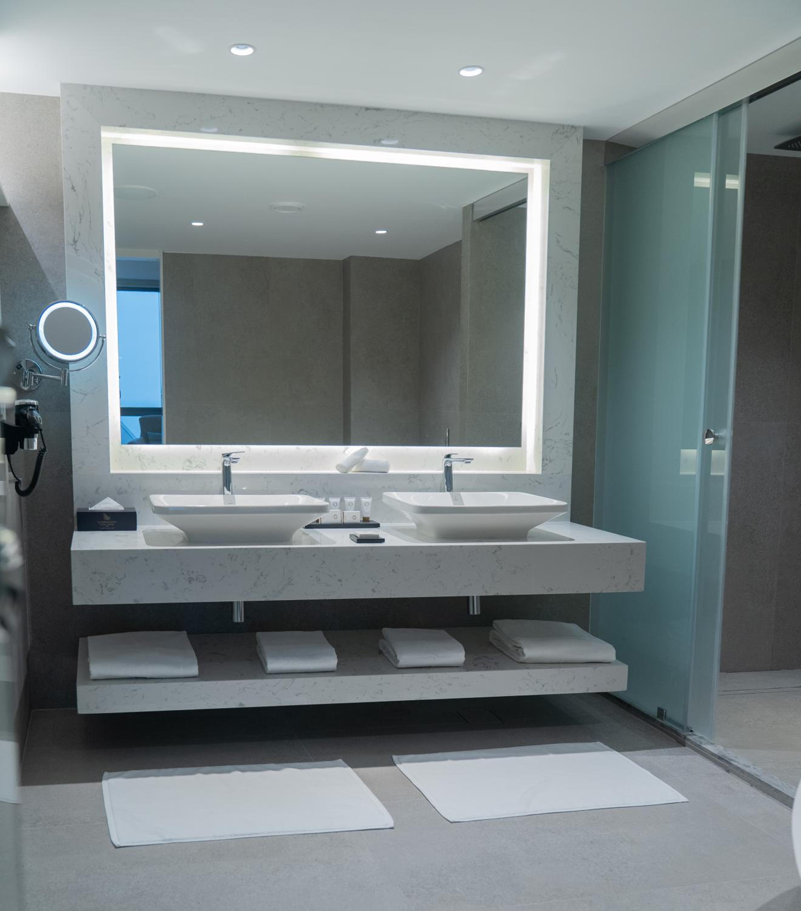Premium Grand Suite with Symphony Lounge Access photo 3