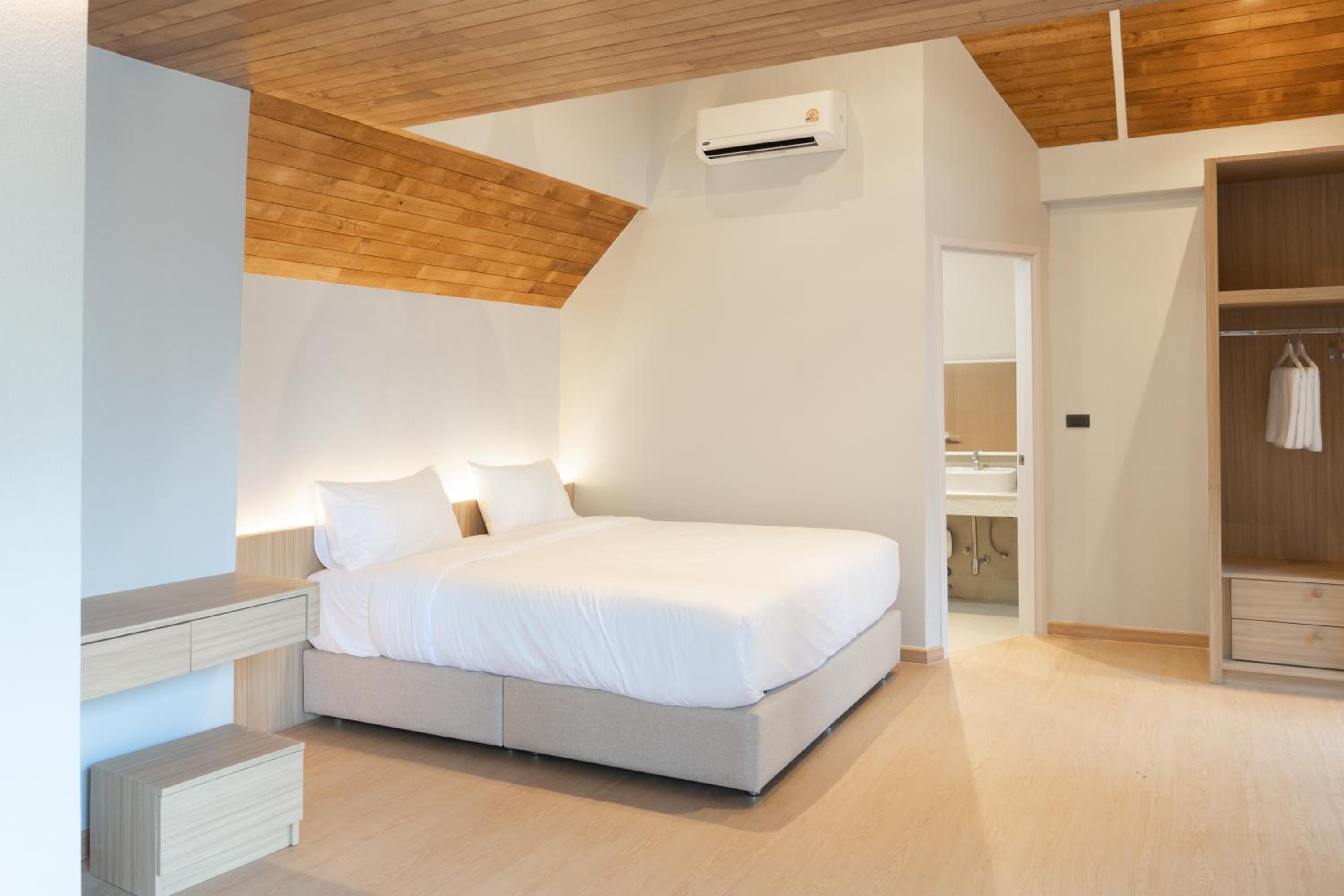 Deluxe Double Room with Shower photo 2