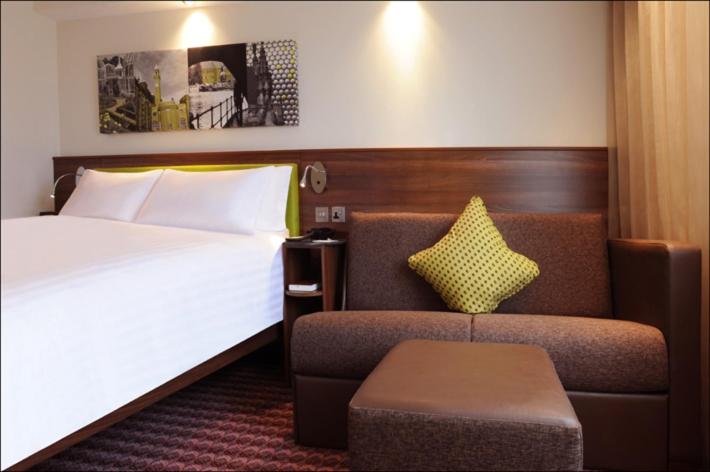 Family Premium Queen Room with Sofa Bed - Photo 4
