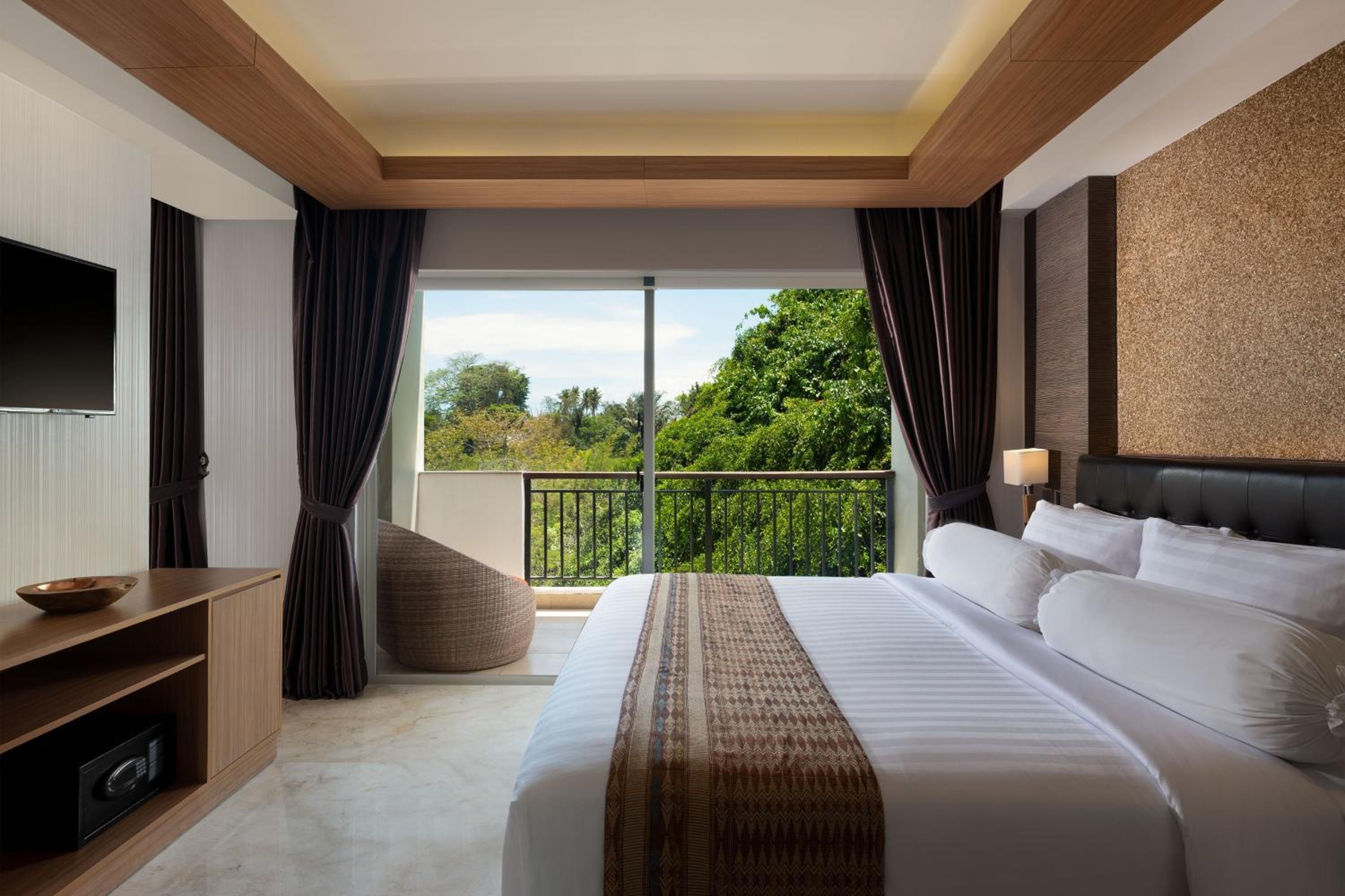 Jungle Suite Room with Balcony, River View, with FREE daily shuttle to Ubud City, FREE Photo Session, FREE Art Gallery Visit, 24-hour access to Fitness Center, FREE Welcome Drink, and FREE Kids Activities. photo 1