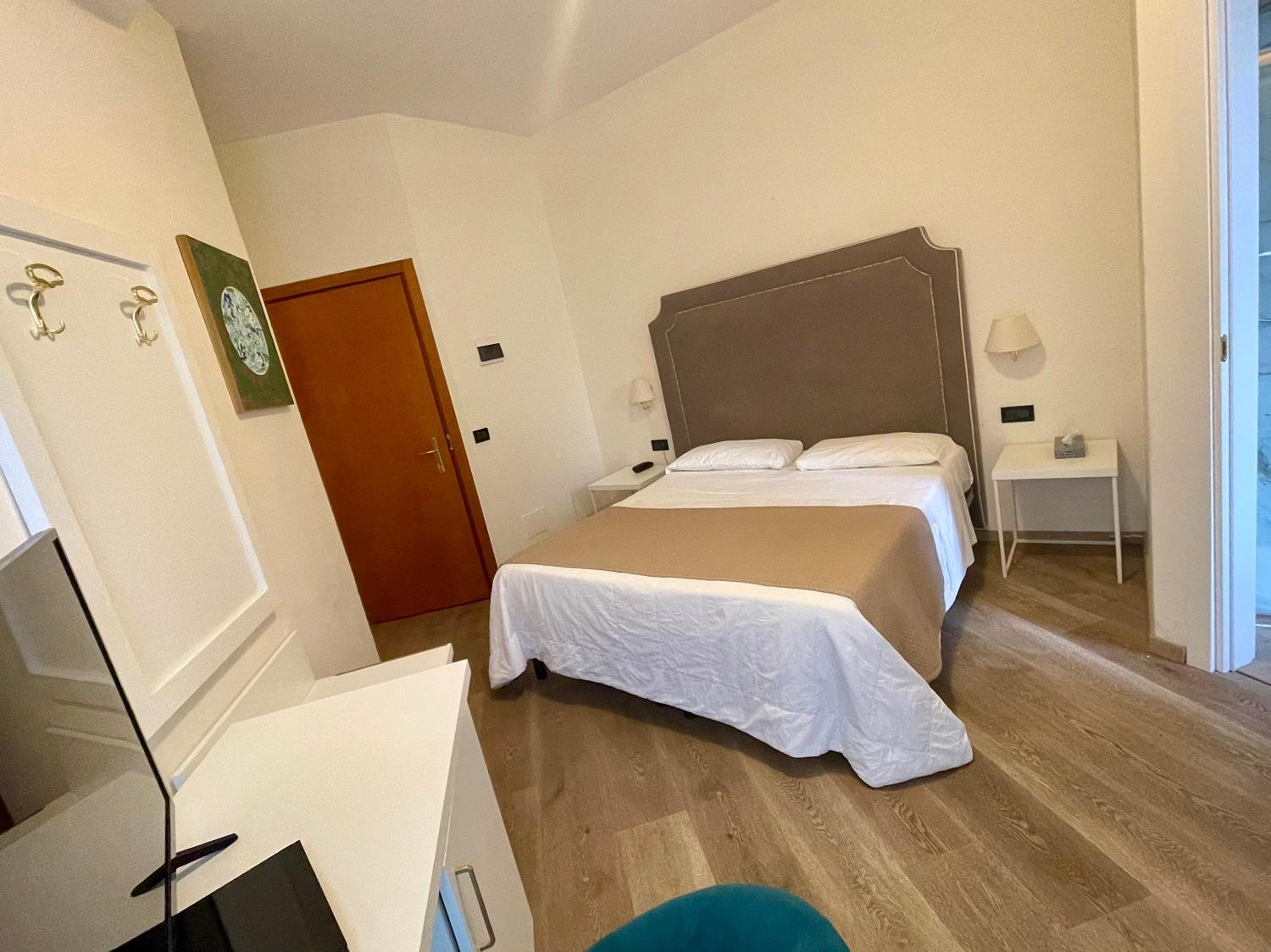 Standard Double or Twin Room - Photo 2