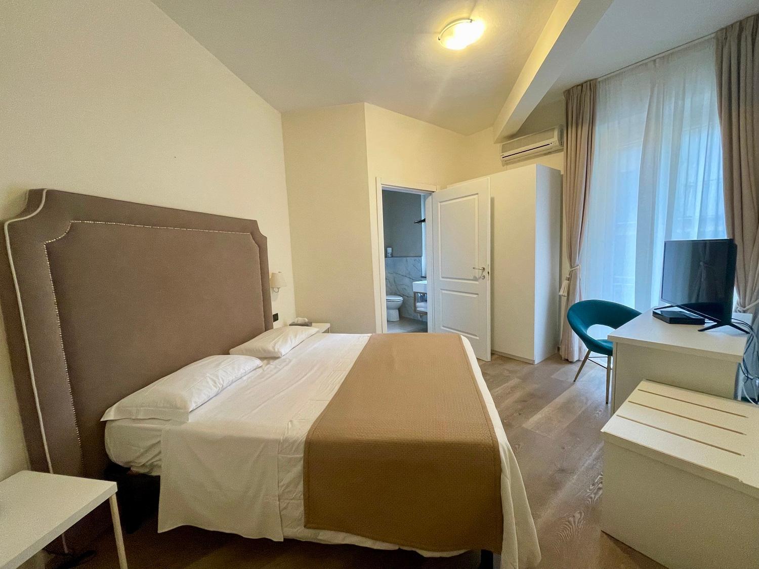 Standard Double or Twin Room - Photo 3